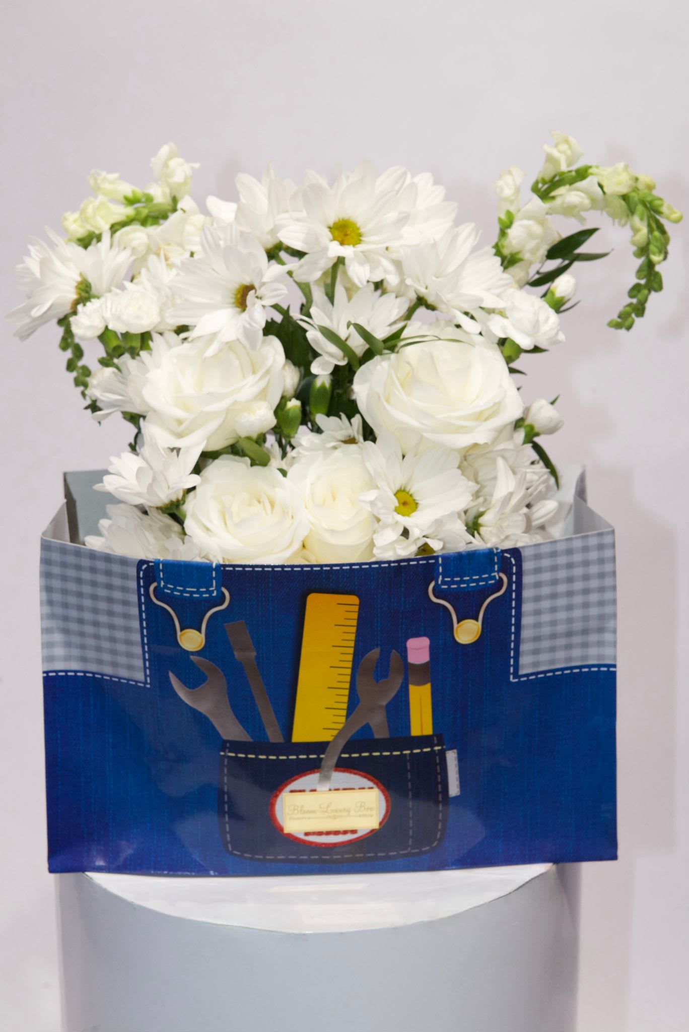 Fathers day gift bag with flower arrangement - Fathers day gift bag with flower arrangement, perfect for any occasion