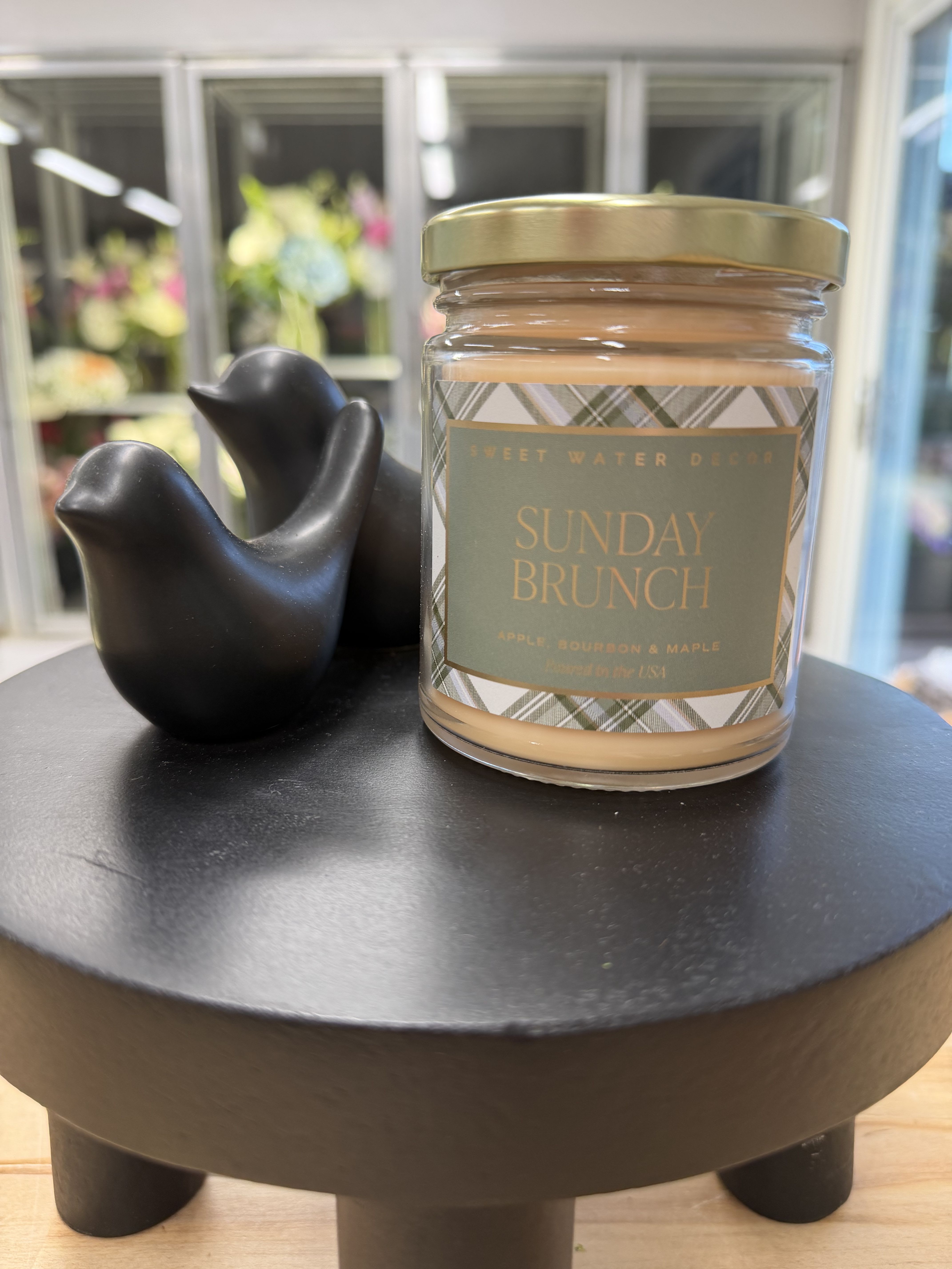 Candle - Sunday Brunch - Sunday Brunch candle perfectly captures the sweet scent of apple and maple with balanced hints of bourbon and vanilla. Although considered more of a Fall fragrance, this can be enjoyed year-round. Be reminded of a sweet brunch and the cozy aromas it brings!