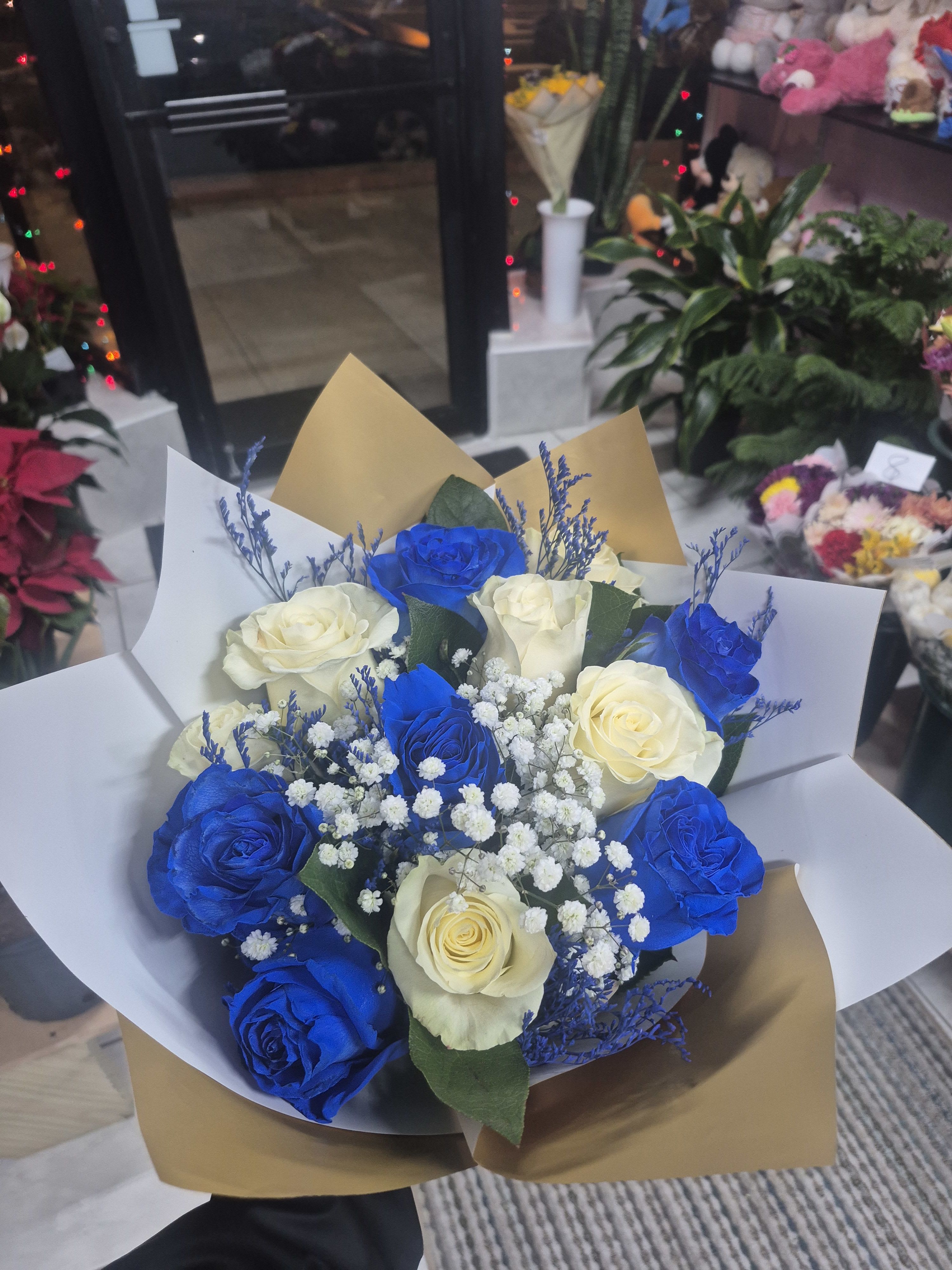 12 white and blue roses - 12 white and blue roses. Design of 6 white roses and 6 blue roses.