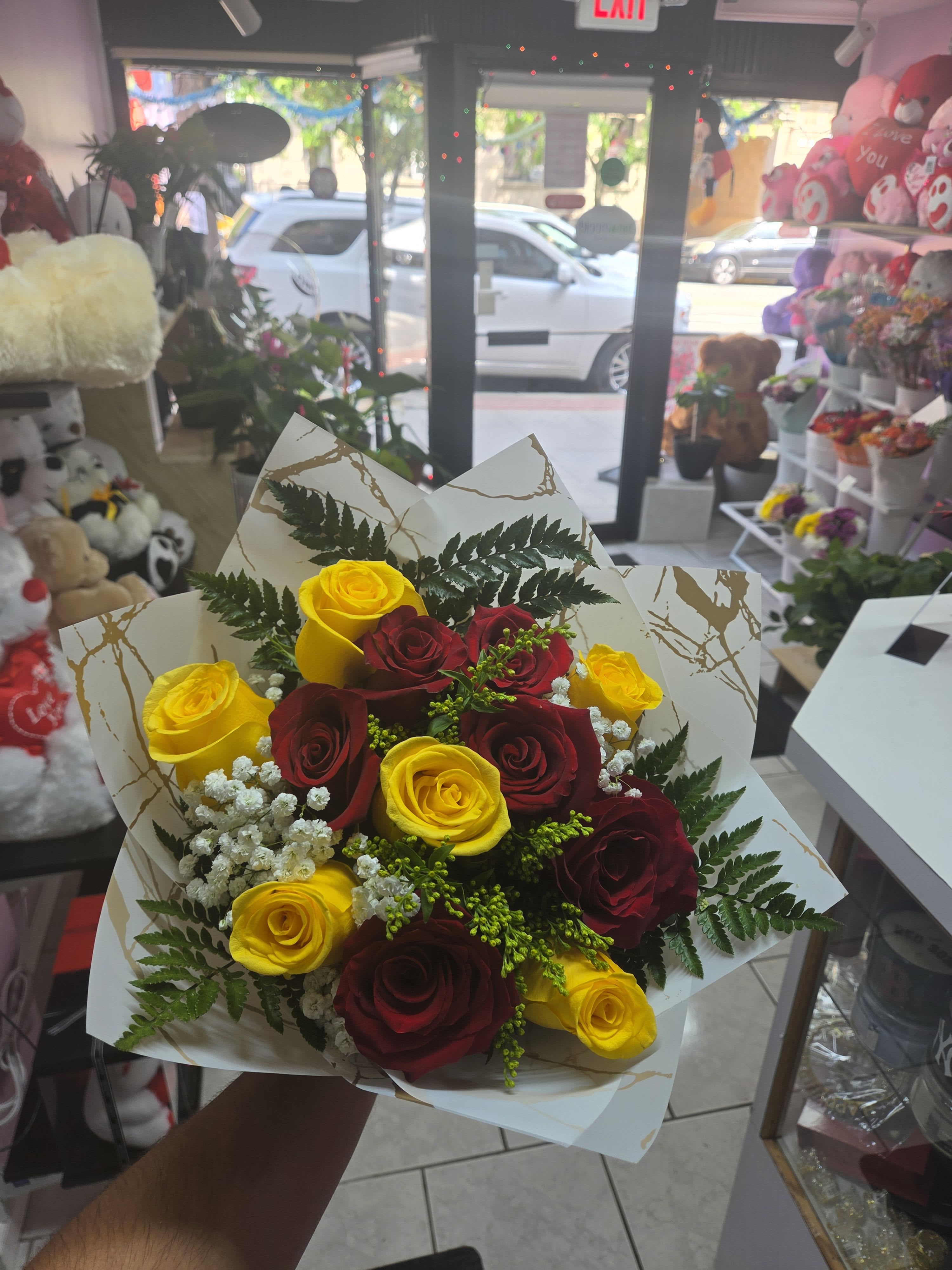 A dozen yellow and red roses - Este es un ramo de rosas elegante y vibrante, ideal para un regalo especial.