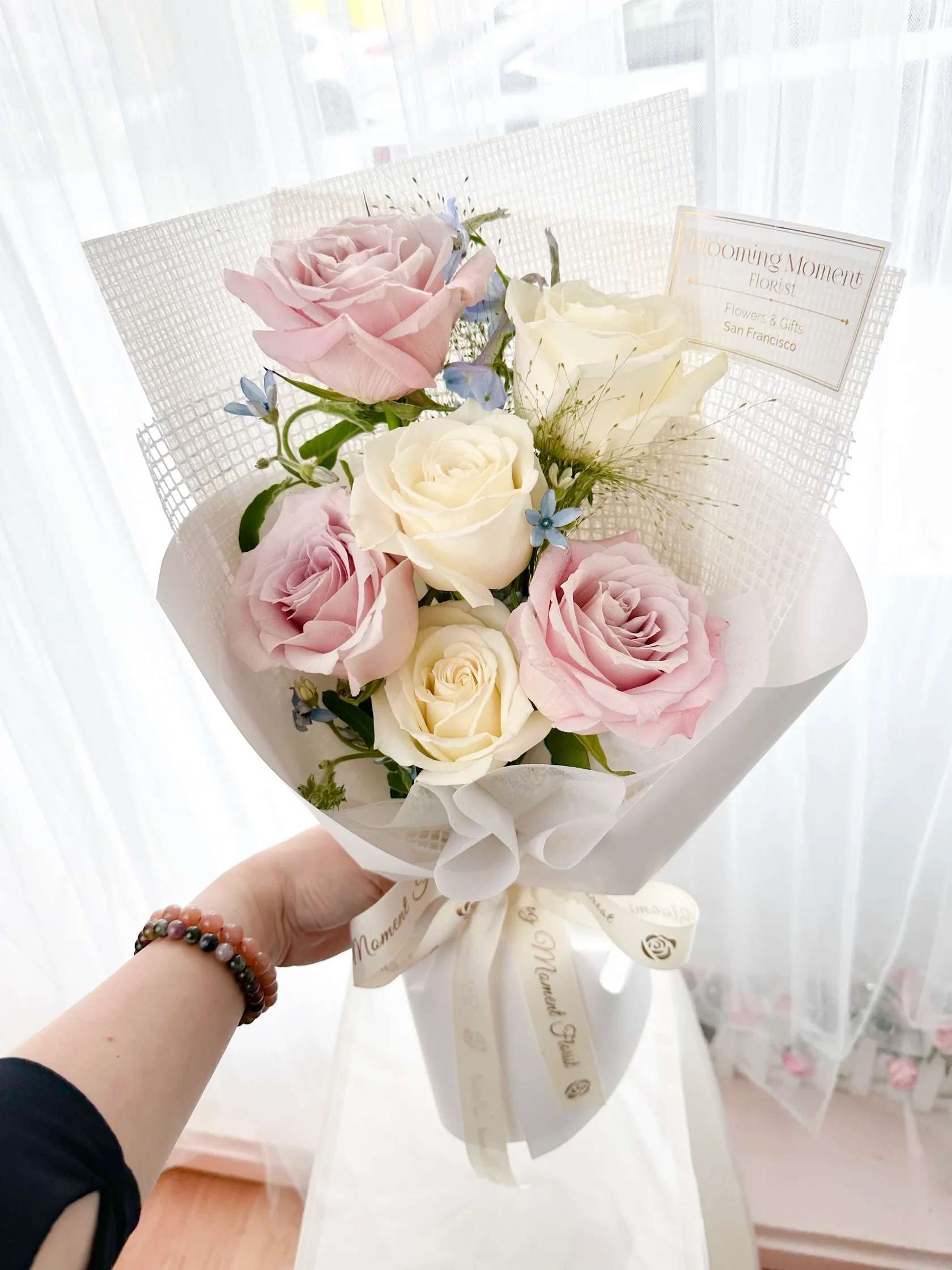 [FRESH FLOWER] Petite soft rose bouquet - A refreshing Petite bouquet of pink and white with a hence of Light Blue. 