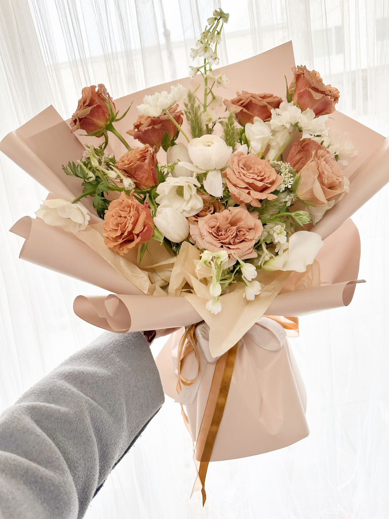 [FRESH FLOWER] Sweet Like Caramel - Elegant vintage brown caramel-colored rose paired with seasonal white flowers.