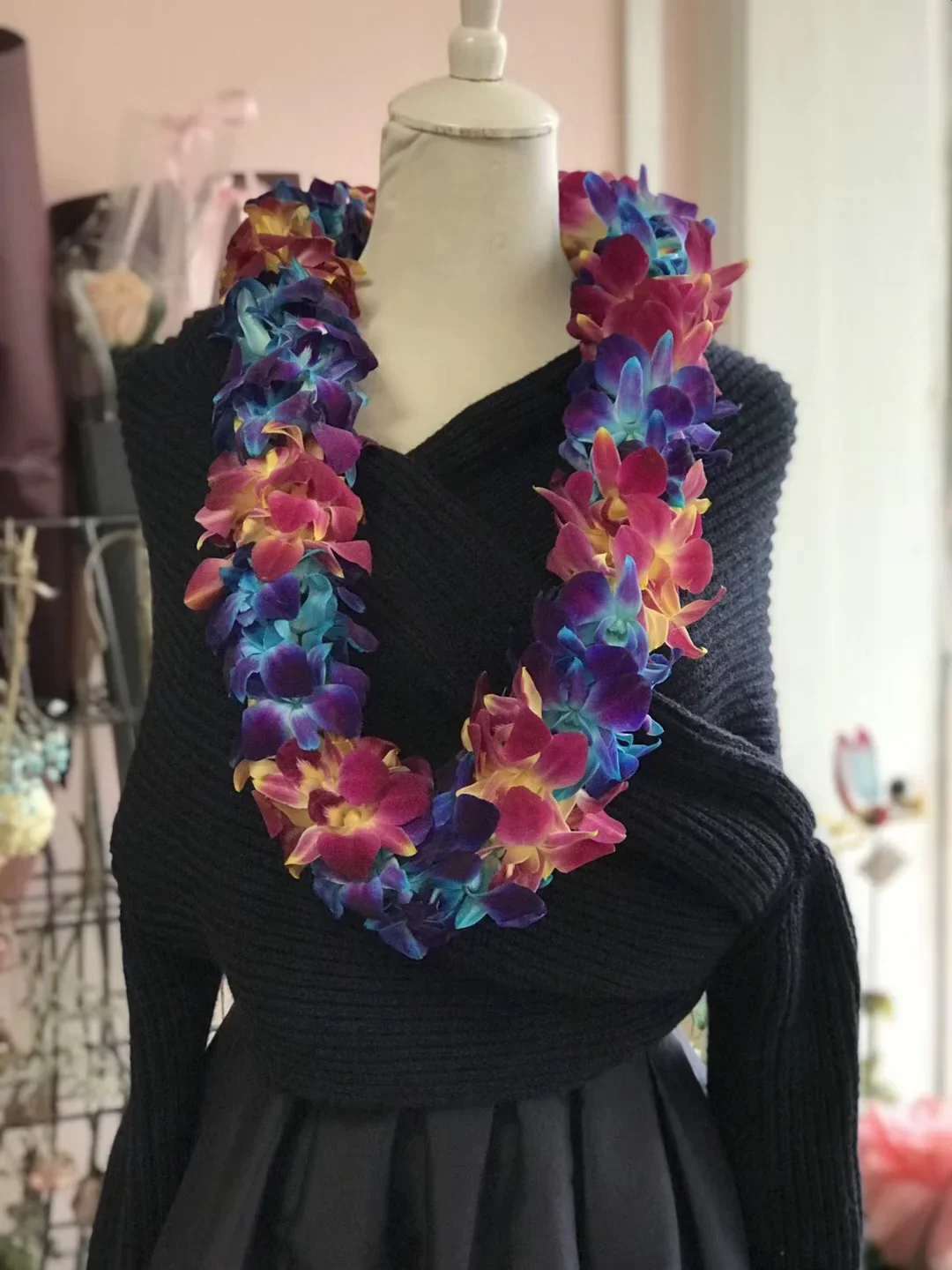 Double Red and Blue Orchid Graduation Leis - Beautiful lei of orchids for graduates. Blue orchids symbolizes contemplation and red purple orchids symbolizes respect and admiration. Perfect gift for new graduates for their achievements.   *Please pre-order 1-2 business days in advance or call us to check if we have available for same day pick up.   