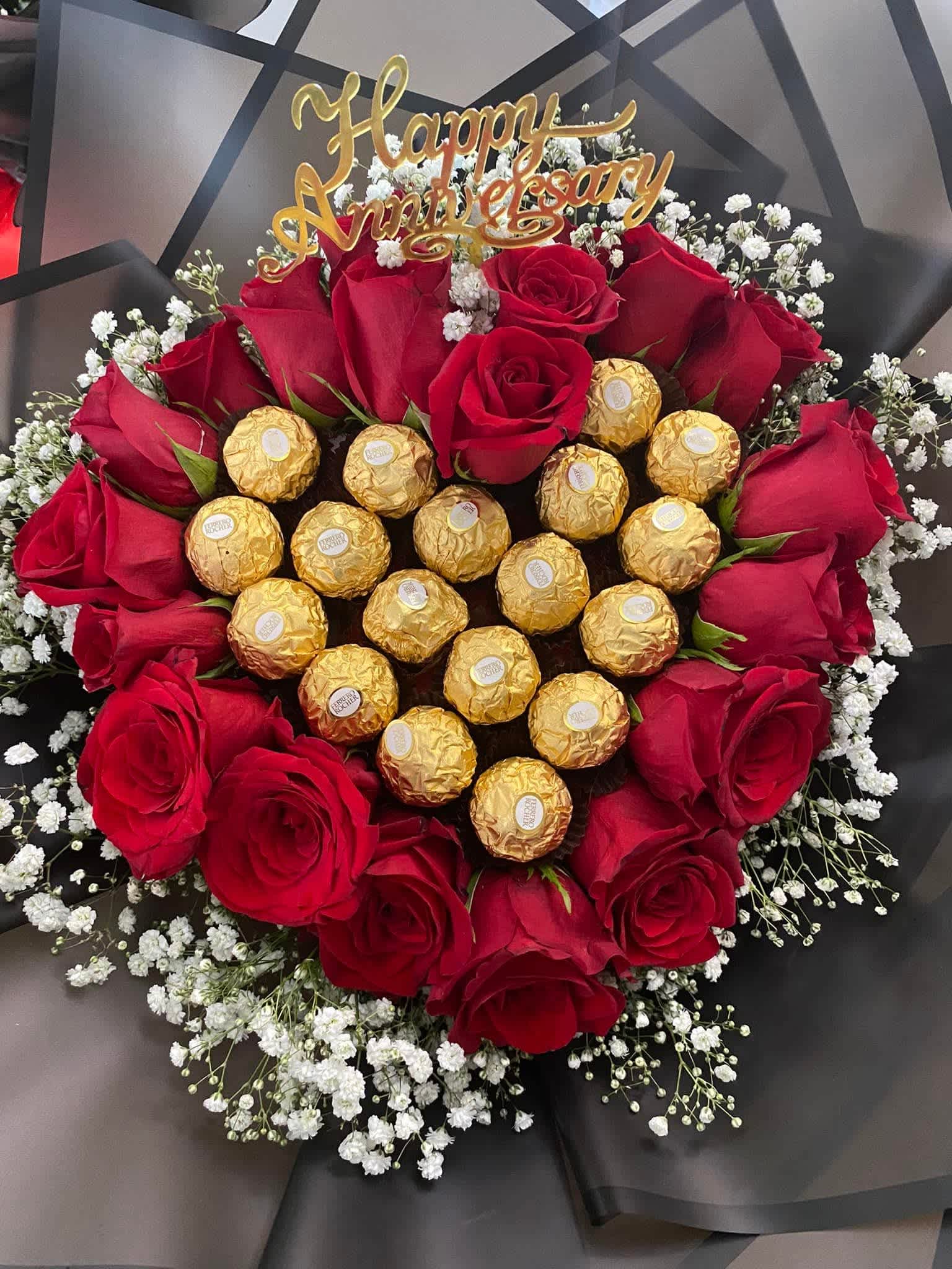 Corazón de chocolate  -  20 Rosas  12 chocolate Ferrero  Papel varía Baby blanco 
