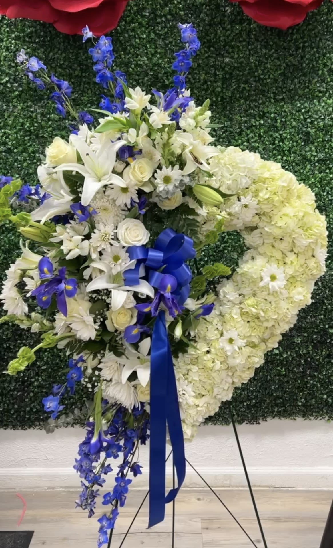 sympathy wreath  - 26 - inch sympathy wreath is thoughtfully disgned with fresh, preimum florals to honor and celebrate a loved one's life.  floral clolor may be customized upon request. 
