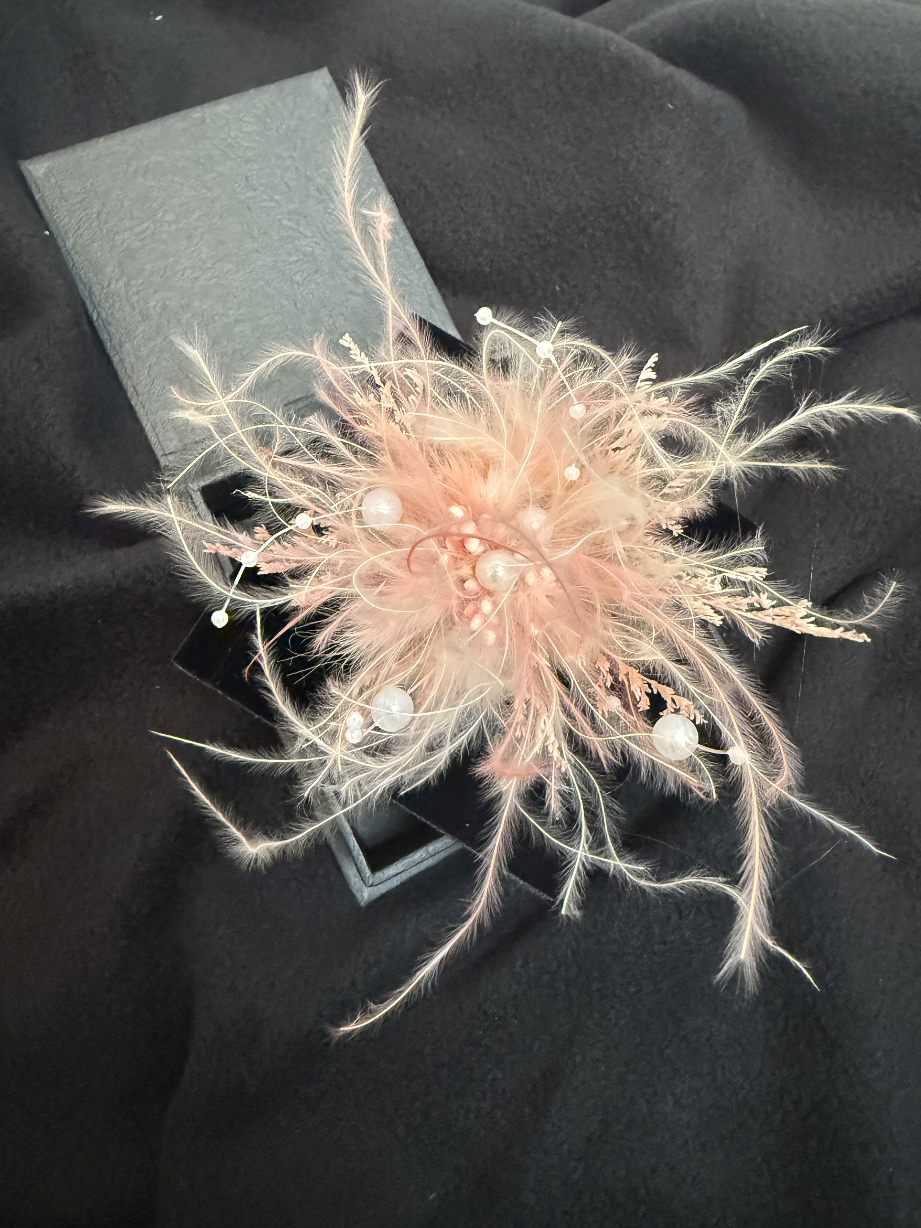 64 - This is a light peach/bey pink accessory usually designed as a brooch or hair clip, which is easy to wear. Style and purpose: This hair accessory is elegant, bohemian or retro, which is very suitable for special occasions, such as: Wedding: as a headdress for a bride, bridesmaid or flower boy. Party: Suitable for cocktail parties, birthday parties, masquerade parties or retro-themed events. Formal occasions: It can also be used as a brooch decoration for suits, scarves or hats.