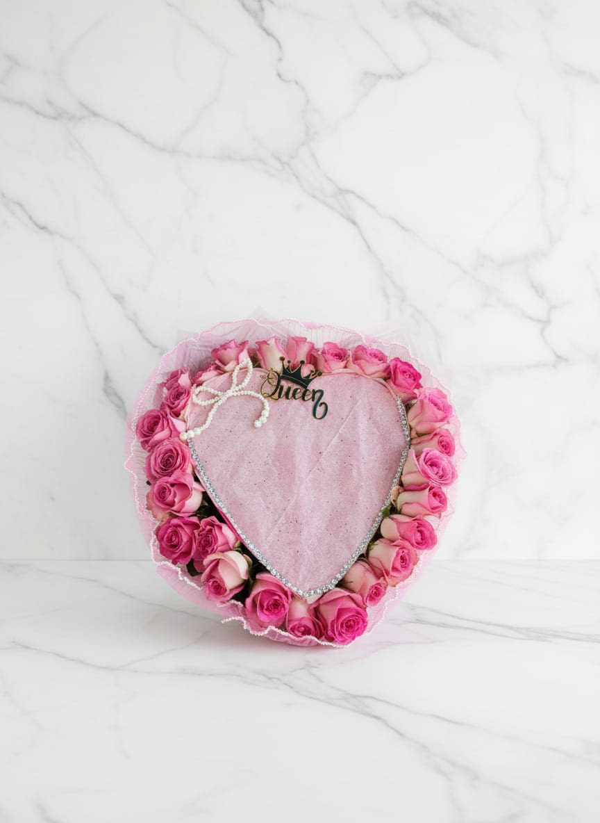 Tender Heart Roses - The elegant heart design symbolizes love and care, while the gentle pink tone represent grace, gratitude and joy.  A heart with border of roses, the rose collor according to the client, and in the center a place for a message. Carefully the paper can burn in fire to show the message in a romantic or passionate way. El elegante diseño de corazón simboliza amor y cuidado, mientras que el suave tono rosa representa gracia, gratitud y alegría. Un corazón con borde de rosas, el color de las rosas según el cliente, y en el centro un lugar para un mensaje. Con cuidado el centro del corazon se puede quemar para mostrar el mensaje de una manera romantica o apasionada.