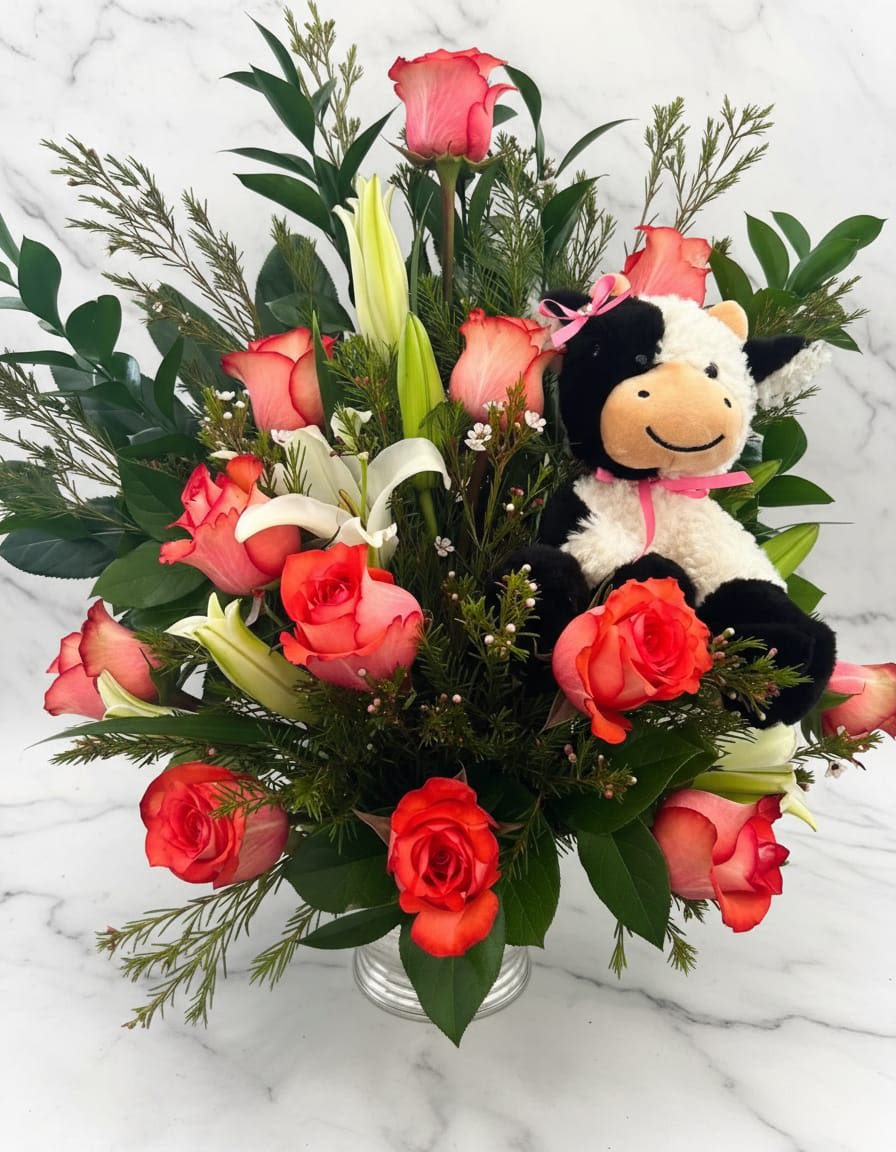 Happy Bloom Vase - A charming floral arrangement featuring warm peaches roses, fresh greenery, and a cute plush companion that adds a playful and heartfelt touch. The pluch can change. Un encantador arreglo floral que incluye rosas durazno cálidas, vegetación fresca y un lindo compañero de peluche que añade un toque juguetón y lleno de cariño. El peluche puede cambiar.