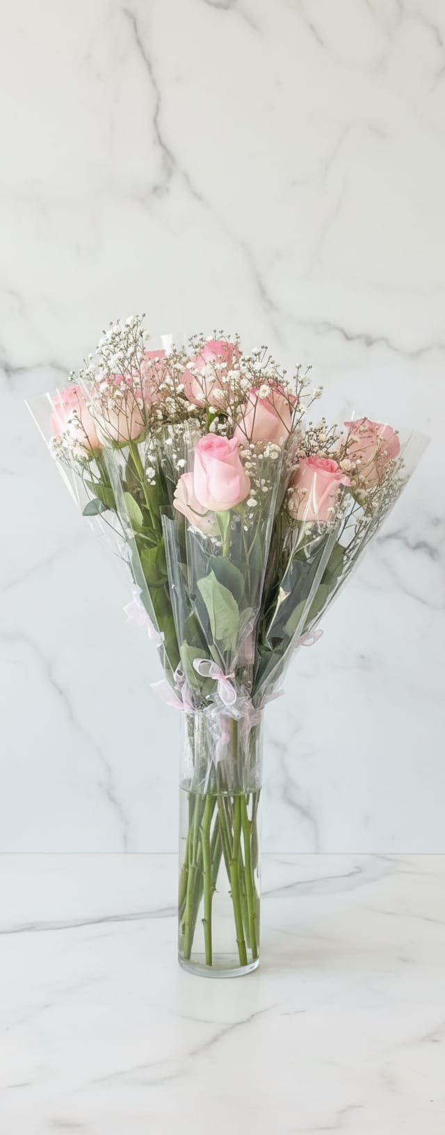 Pink Rose Mini Bouquet Set - A package of 15 singular bouquet, a combination of roses and gypsophila. Any color of roses, but the blue roses are expensive. Un paquete de 15 ramos singulares, una combinación de rosas y gypsophila. Cualquier color de rosas, pero las rosas azules son caras.