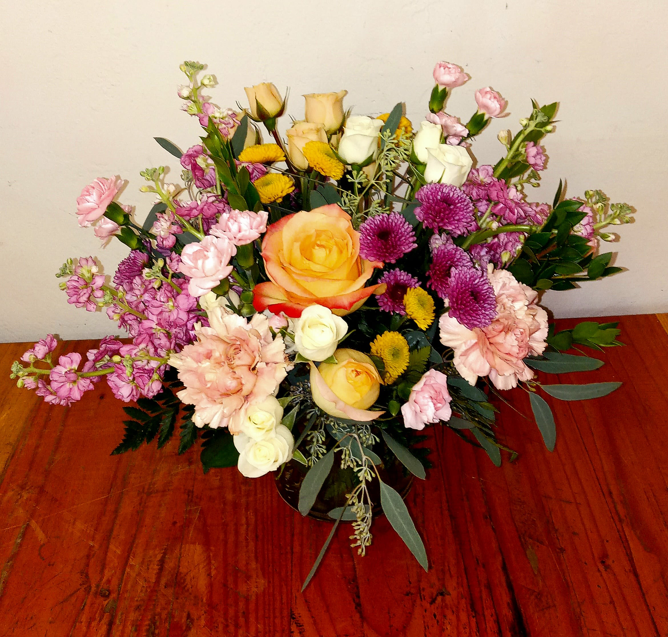 Sunset Chic Bouquet - The Sunset Chic features sunset-inspired hues paired with a relaxed yet timeless design. Ideal for any occasion, it combines comfort with a sophisticated aesthetic.