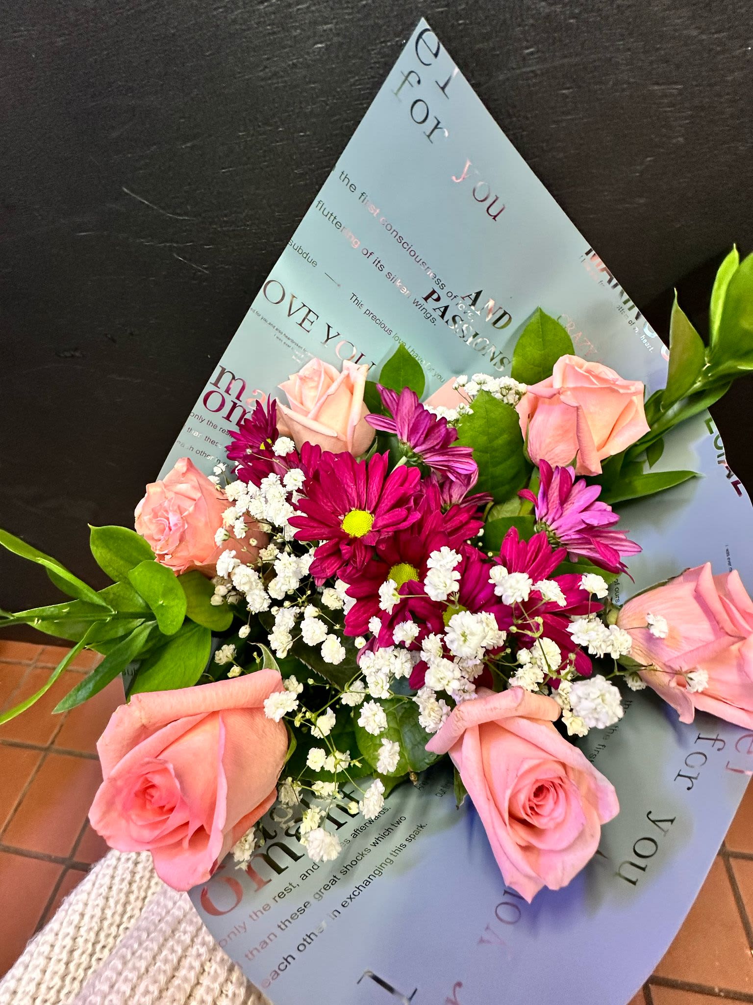 Light Pink Half Dozen Roses w/Daises - .