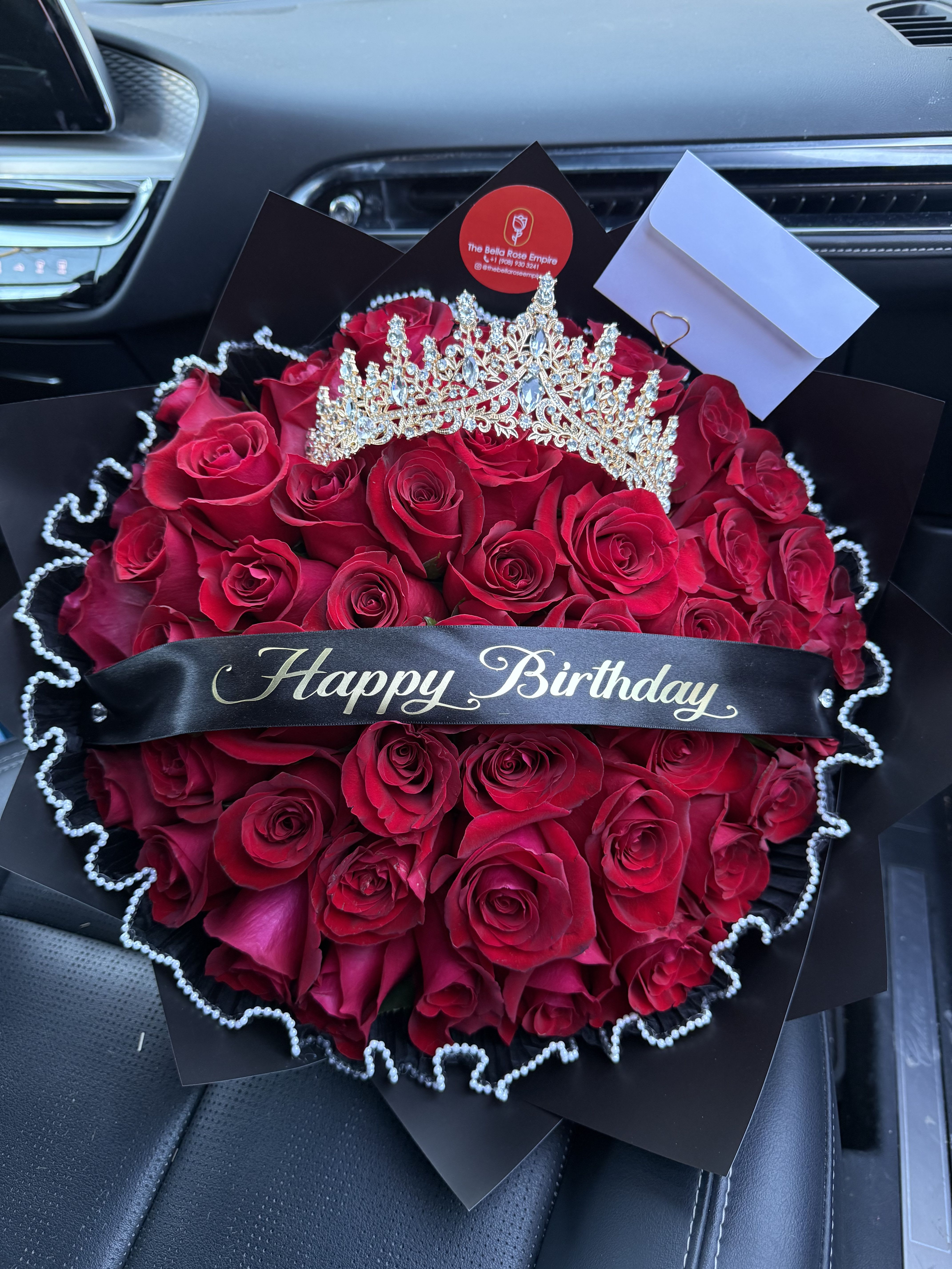 Buchón Princess - Long-stemmed Ecuadorian roses, selected for their perfection and elegance. The ideal gesture to win someone's heart, celebrate, ask for forgiveness, or sweep someone off their feet. Including crown and ribbon personalization 