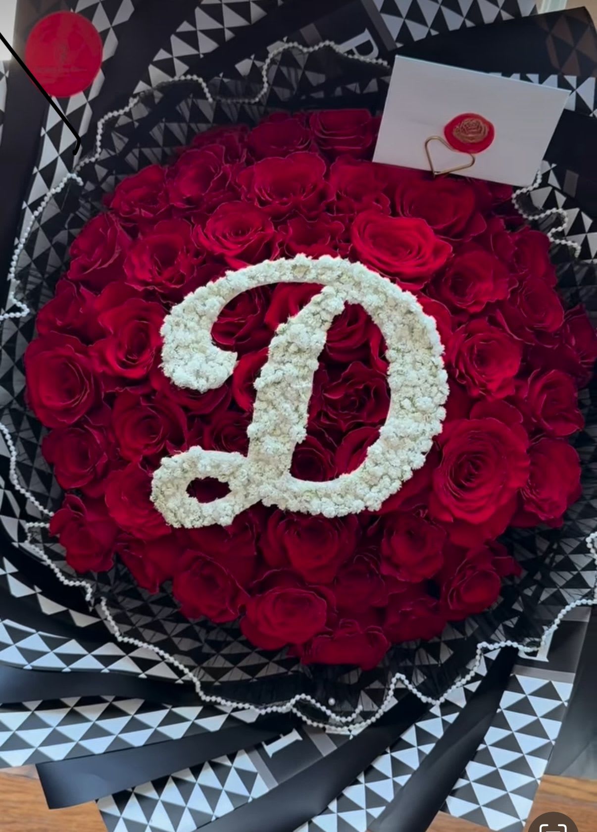 Buchon Letras Personalizados - Natural Roses from Ecuador Export stem worked with the utmost care with personalized letter made with flowers carefully glued 1 to 1 to form the letter