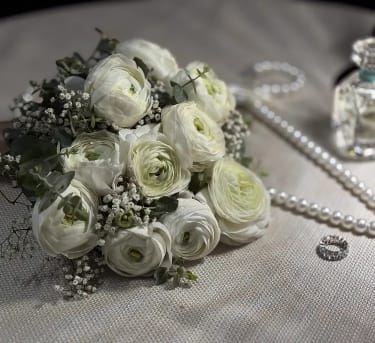 Eternal Elegance - A refined expression of timeless beauty, Eternal Elegance is a свадебный букет, composed entirely of luxurious white ranunculus. Each bloom is carefully selected for its soft, layered petals and graceful form, creating a cloud-like texture that feels both delicate and sophisticated. This bouquet embodies purity, femininity, and effortless elegance — perfect for the modern bride who appreciates minimalism with a high-end aesthetic. Its clean white palette complements any wedding style, from classic ceremonies to contemporary celebrations. Handcrafted with attention to every detail, this bouquet is designed to elevate the bridal look while remaining soft, romantic, and unforgettable.