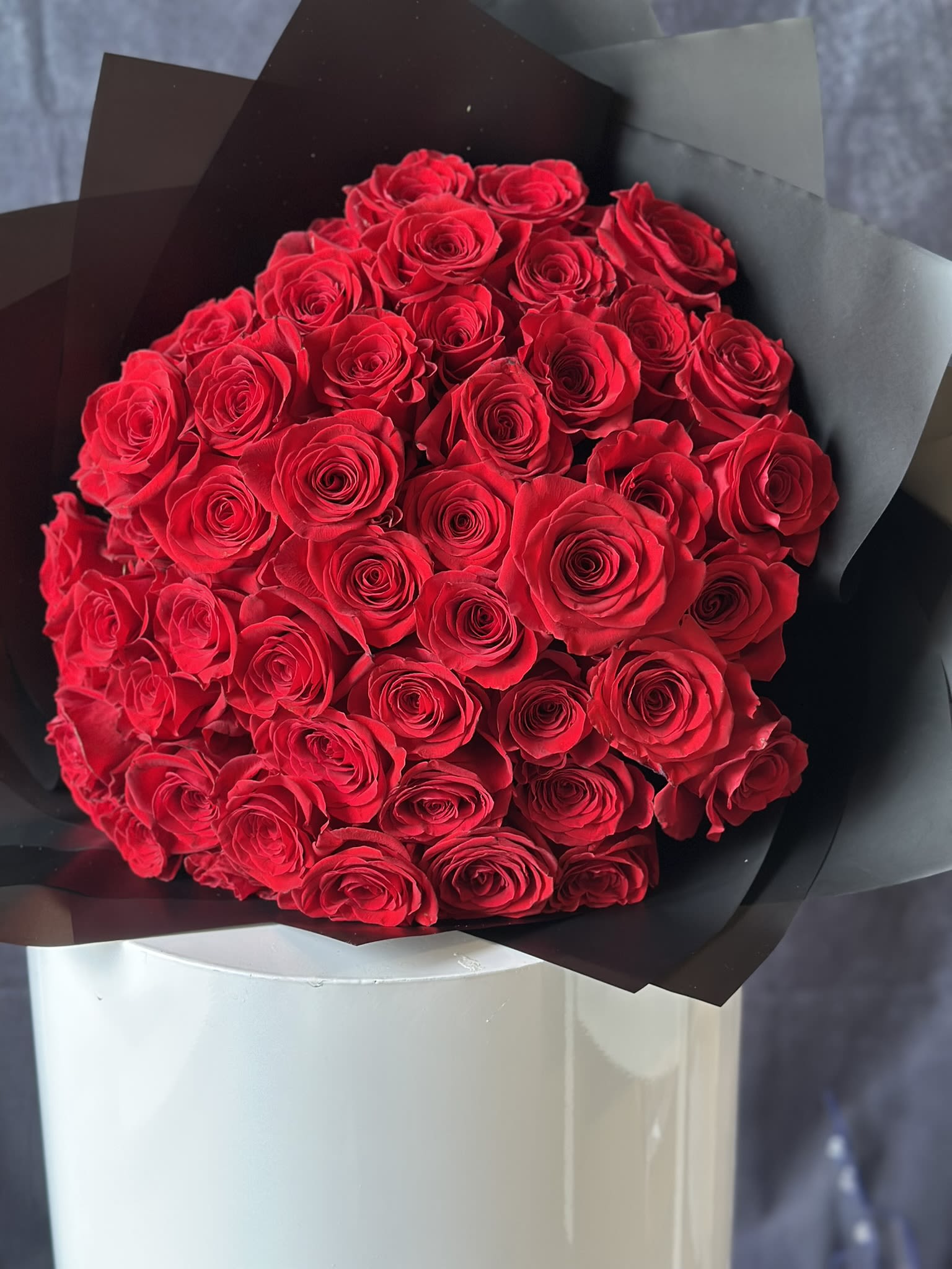 Bouquet of 50 Ecuadorian Roses – Buchón Style - Say it all with this gorgeous bouquet of 50 fresh Ecuadorian roses, arranged in a cute Buchón style. Bright, beautiful, and long-lasting, these roses are perfect for love, birthdays, or just making someone’s day extra special. The tight, stacked design makes for a stunning gift that’s sure to impress. Perfect for any occasion — give the gift of flowers and spread some happiness!