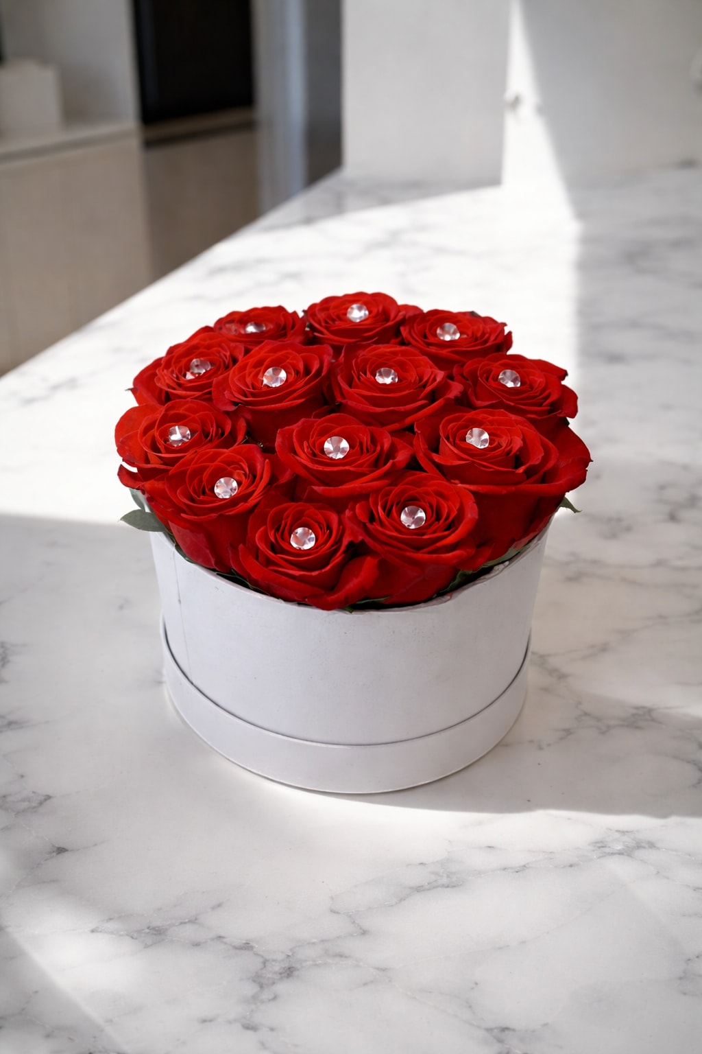 Rouge Élite - An elegant round hat box featuring perfectly arranged red roses, each accented with a subtle crystal detail. A timeless and modern design that embodies pure luxury and refined beauty.