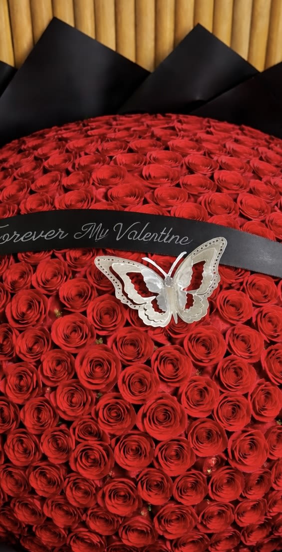 Imperial Red Majesty - An extraordinary bouquet featuring 300 premium red roses arranged in a flawless dome design. Each rose is carefully placed to create a luxurious, full, and perfectly balanced arrangement. Wrapped in elegant matte black paper and finished with a sophisticated ribbon detail, this bouquet makes a bold and unforgettable statement of love. Perfect for anniversaries, proposals, Valentine’s Day. Feel free to modify the ribbon