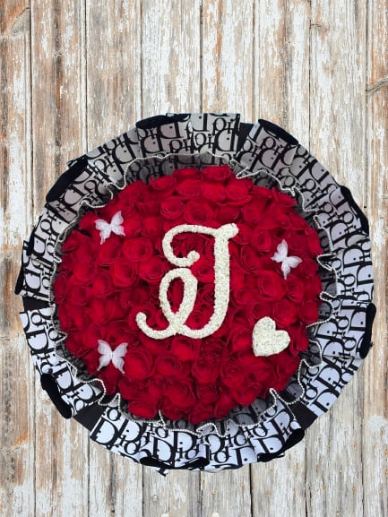 Ramo Buchón - Bouquet will be delivered approximately as pictured, and letter is customizable!   A premium luxury of 50, 75 or 100 red roses bouquet with a beautiful elegant baby's breath letter and heart. 3D butterflies (upon availability, will include butterflies based on what design is available) The bouquet is finished in stylish, specialized waterproof wrapping  Add-ons: Personalized touches available including diamond pins in the rose centers, butterflies, custom ribbon banner, crowns, teddy bears, etc. 