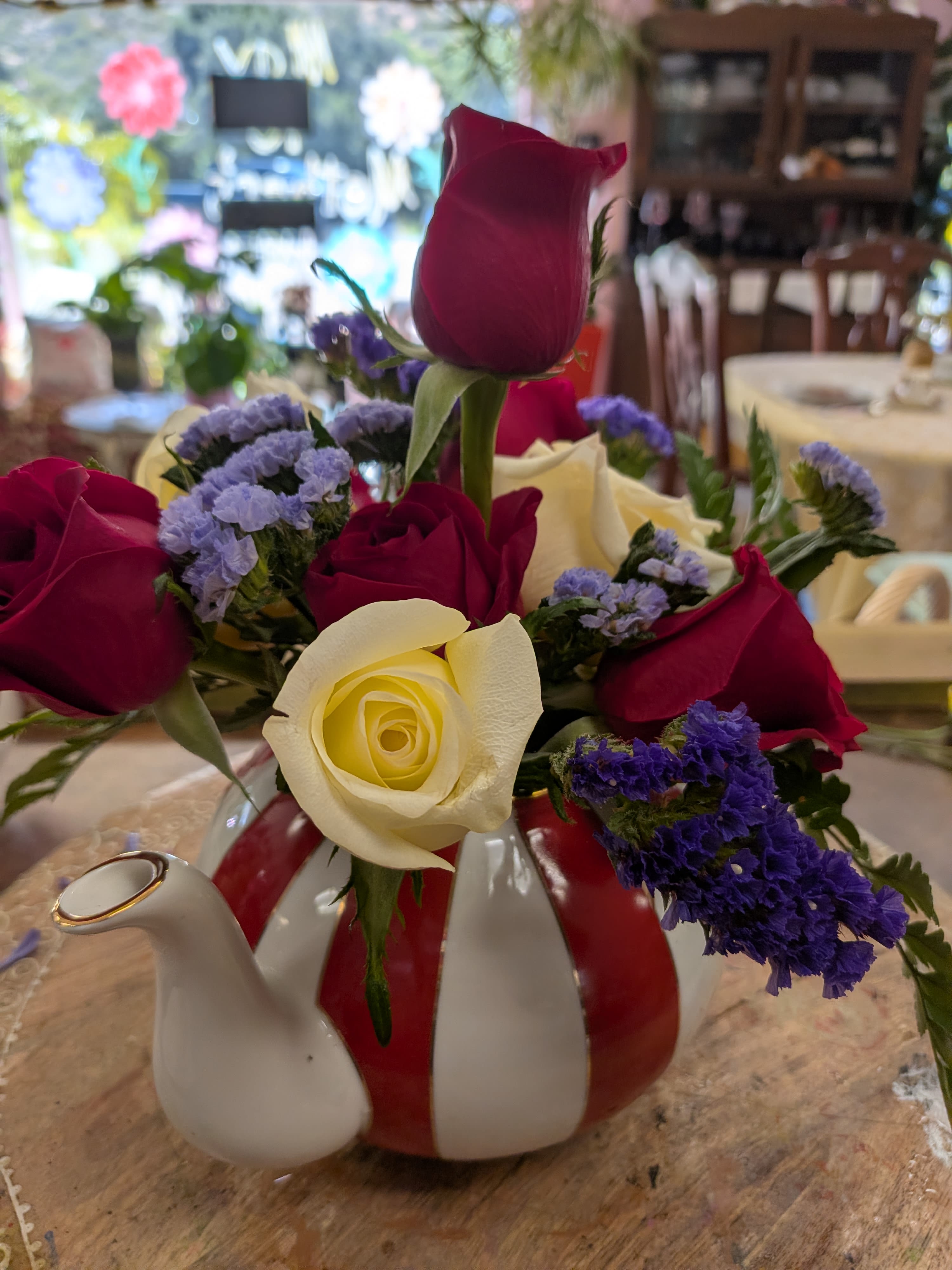 Beautiful tea pots  - Beautiful usable tea pots with a variety of flowers