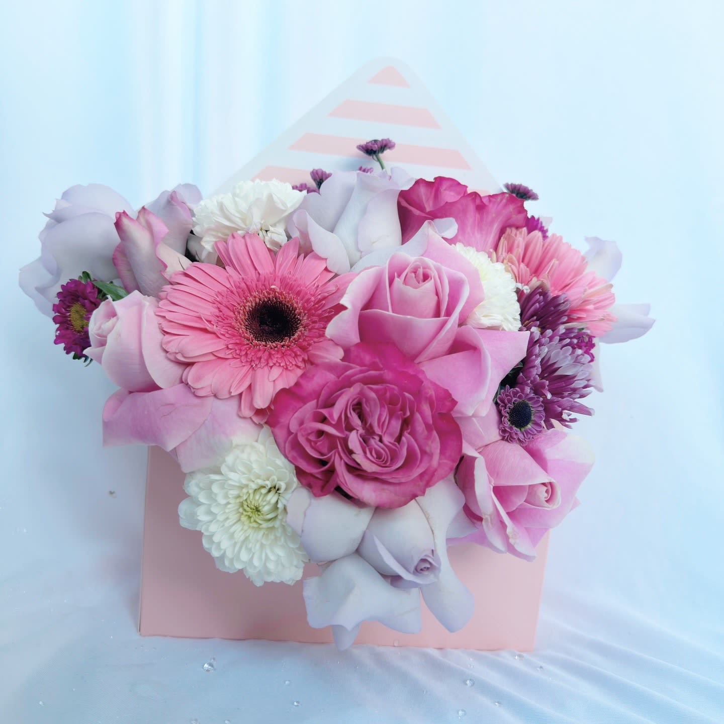 Lilac &amp; Fuchsia Roses Floral Envelope - A charming floral envelope featuring a beautiful blend of lilac, pink, and fuchsia roses. Designed with a flirty and modern touch, perfect for expressing love, admiration, or sending a sweet surprise.