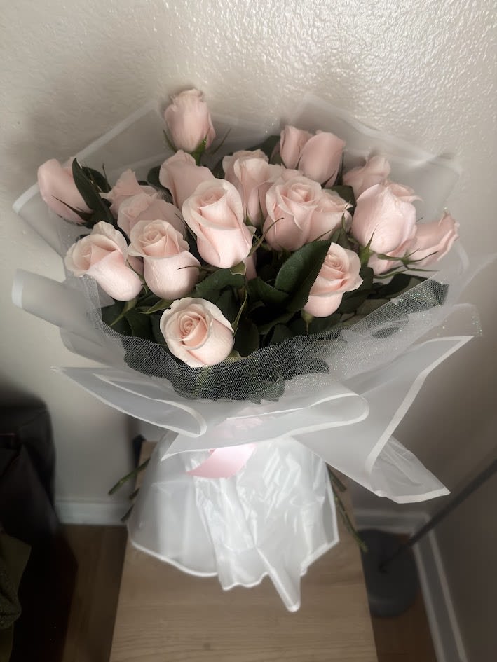 Garden Blush Roses - A bouquet inspired by the elegance of a blooming garden, featuring large pink roses with beautifully open petals and a striking presence. Its style highlights the natural beauty of each rose, creating a clean, sophisticated, and deeply romantic design.  Wrapped in Korean-style paper and delicate tulle, its presentation enhances the arrangement with a modern and ethereal finish, perfect for those seeking a unique, refined, and expressive floral piece.  Ideal for expressing love, admiration, or celebrating special moments with a touch of luxury and floral artistry