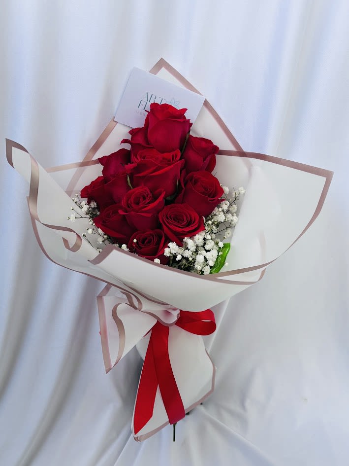 Red Velvet Roses - A timeless classic: 12 fresh red roses, carefully selected and wrapped in delicate white Korean paper, finished with a red ribbon for a sophisticated and romantic touch. Perfect for expressing love, admiration, or making any moment special.
