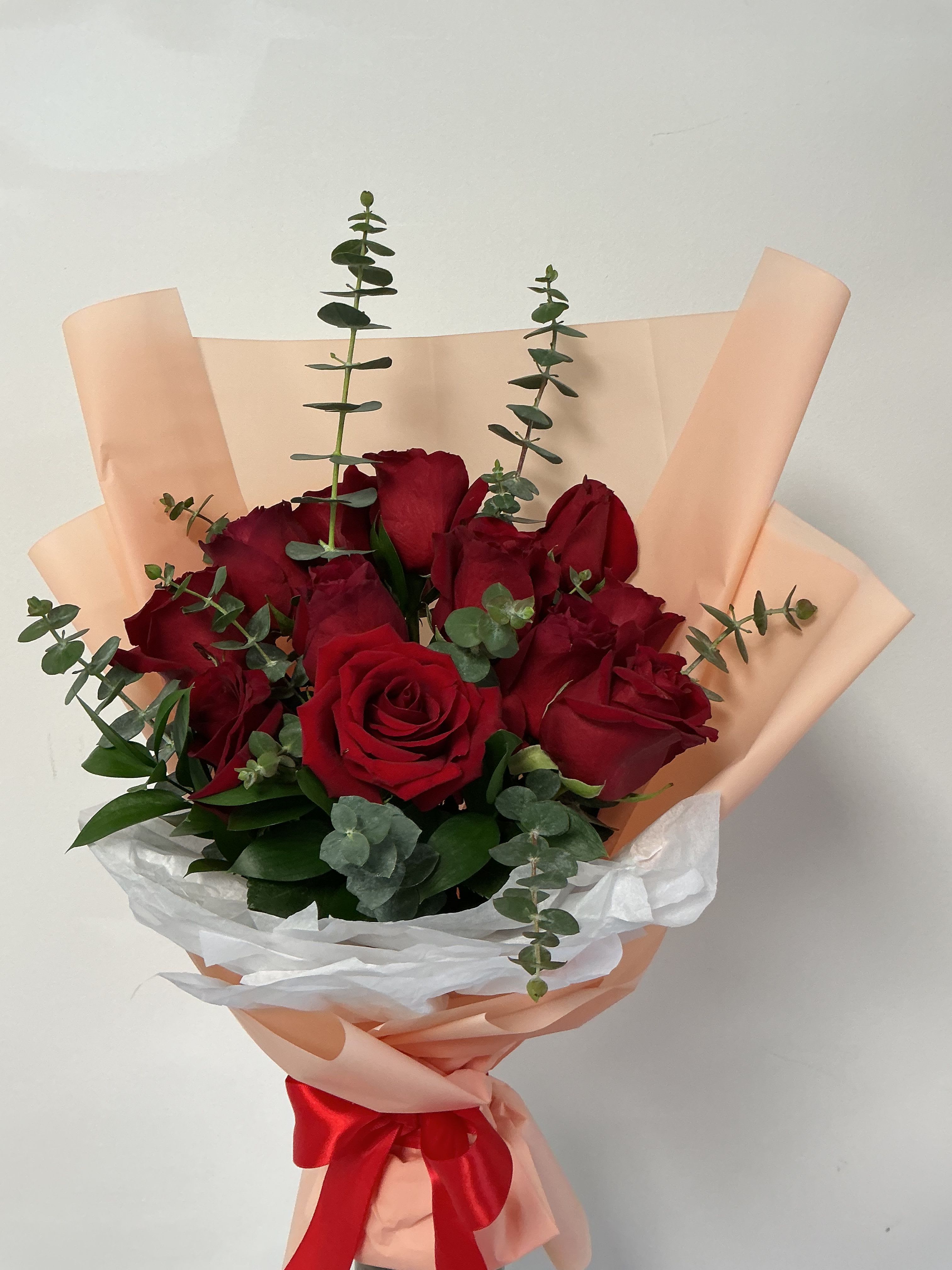Rosalia  - Bouquet de rosas rojas con envoltura de papel coreano y su respectivo lazo