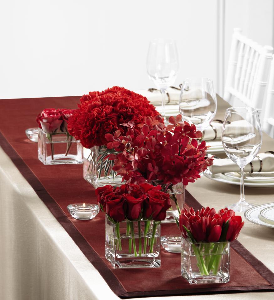 FTD Modern Grace Centerpiece -   The FTDÂ® Modern Graceâ¢ Centerpiece consists of five individual bouquets   to create one exceptional look. Clear glass cube vases in varying   heights each carry a bouquet of one of the following flowers, including,   red roses, bi-colored red and white roses, red tulips, red mokara   orchids, and red carnations to give your head table a look of elegant   distinction. Approx. 5-10âH x 3-10âW.   