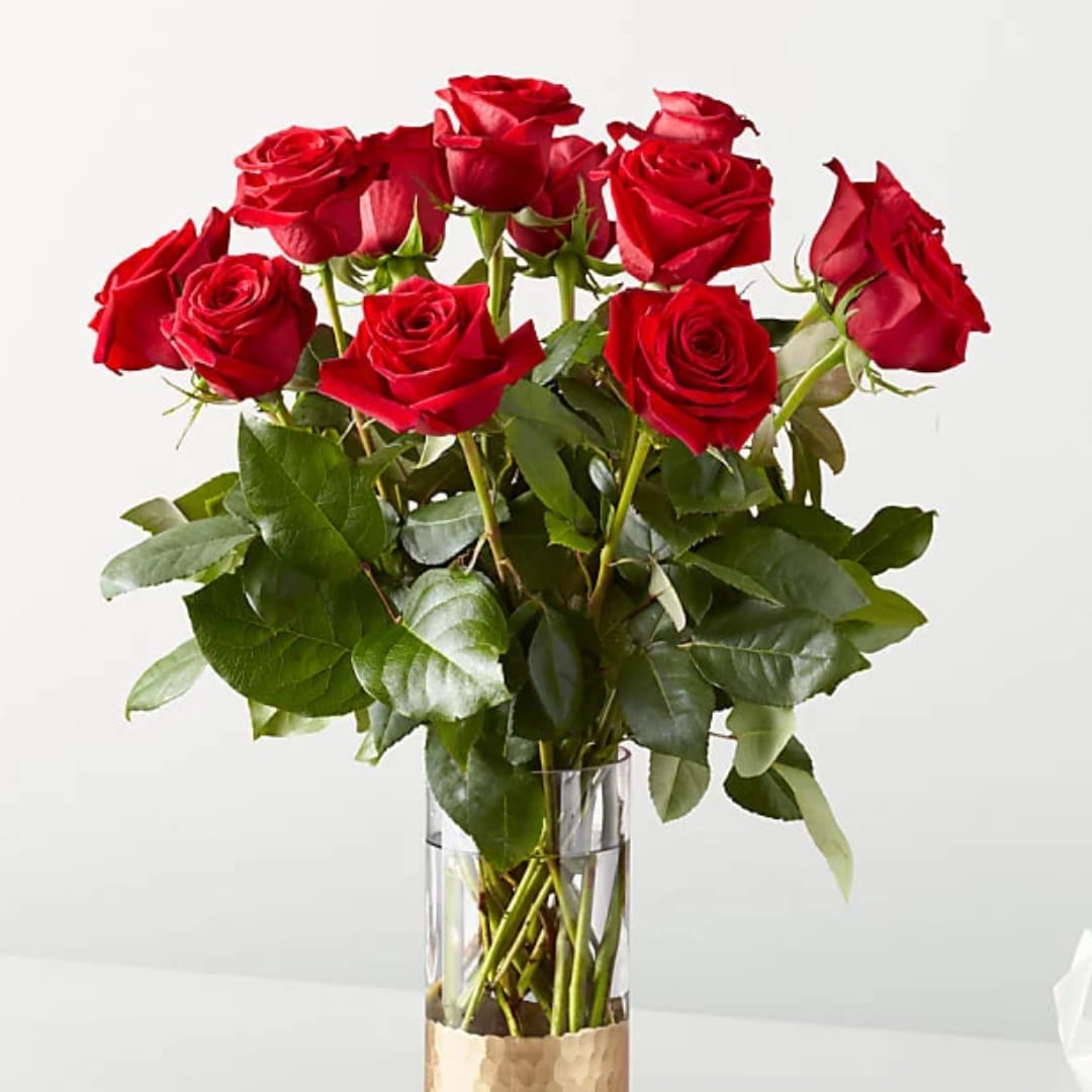 Bouquet of red roses in a clear glass vase