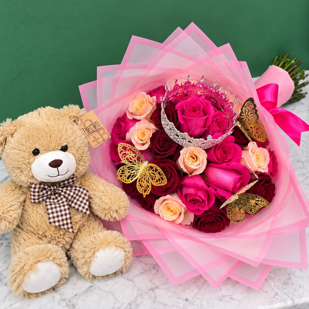 Pink rose bouquet with a teddy bear and decorative crown