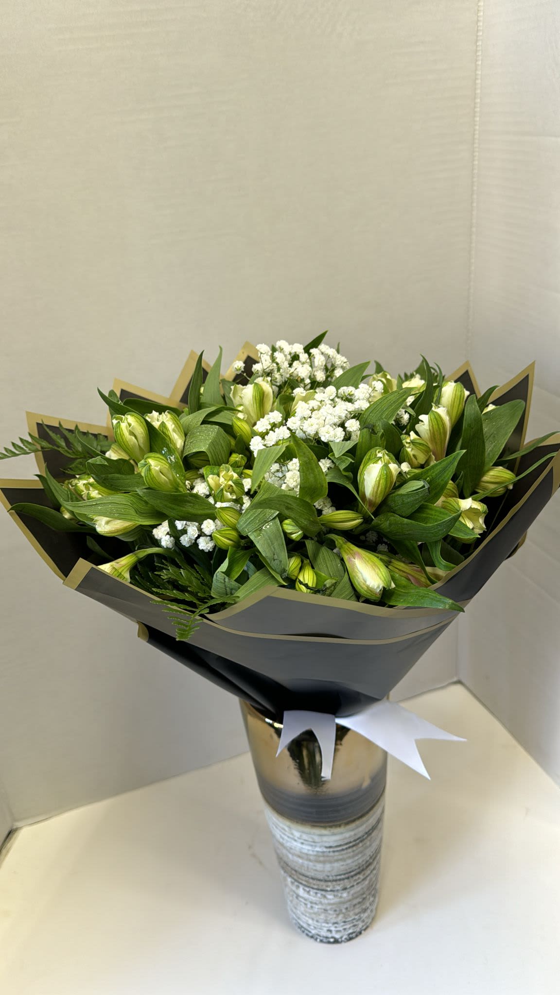 Astromeria bouquet  - The Alstroemeria symbolizes long-lasting friendship, and each of its six petals represents a very important facet of friendship. Understanding, humor, patience, empathy, commitment and respect shape a colorful and lively flower, perfect to give to your friends. You can order it only in white or mixed (VASE NOT INCLUDED)
