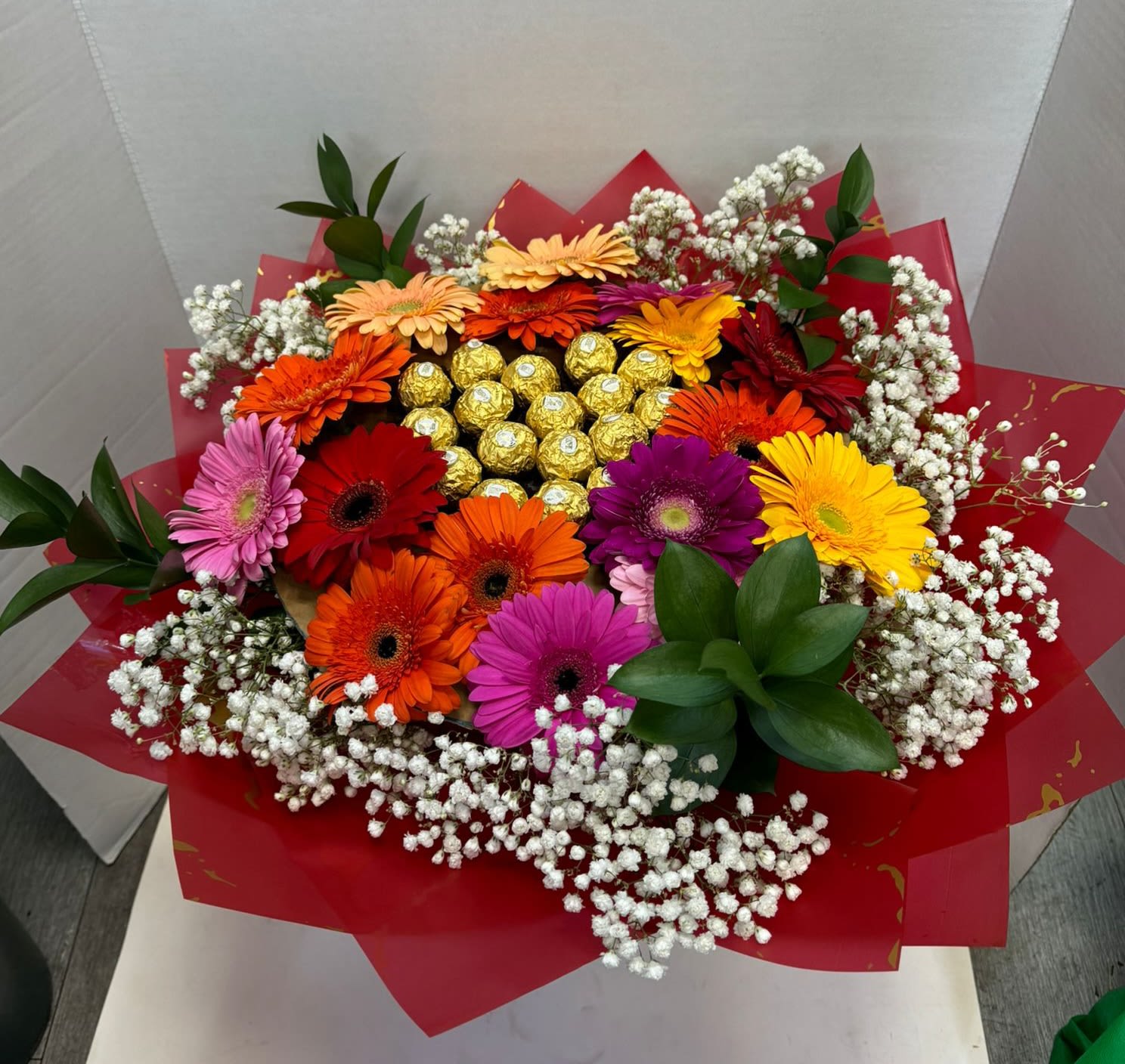 Sweet Spring Bouquet - Don't miss the opportunity to give this beautiful bouquet of chocolates and gerberas full of bright colors