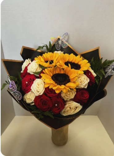 Sunflowers bouquet  - The perfect complement for this spring summer, our bouquet with two dozen combined roses and sunflowers is ideal for any occasion.