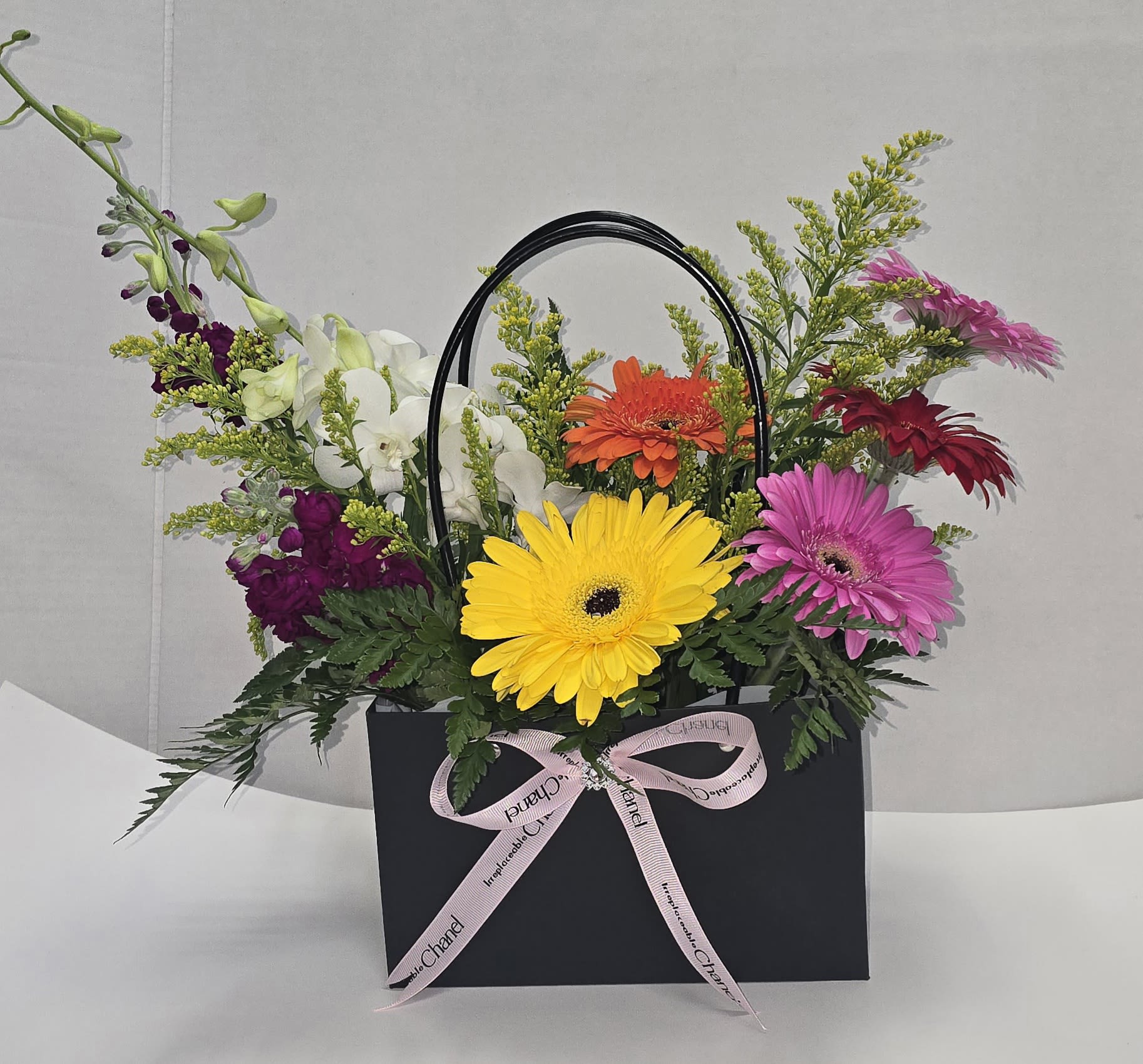 Elegance bag - The perfect gift : a beautiful bag with fresh and colorful flowers, ideal for celebrating this special day.