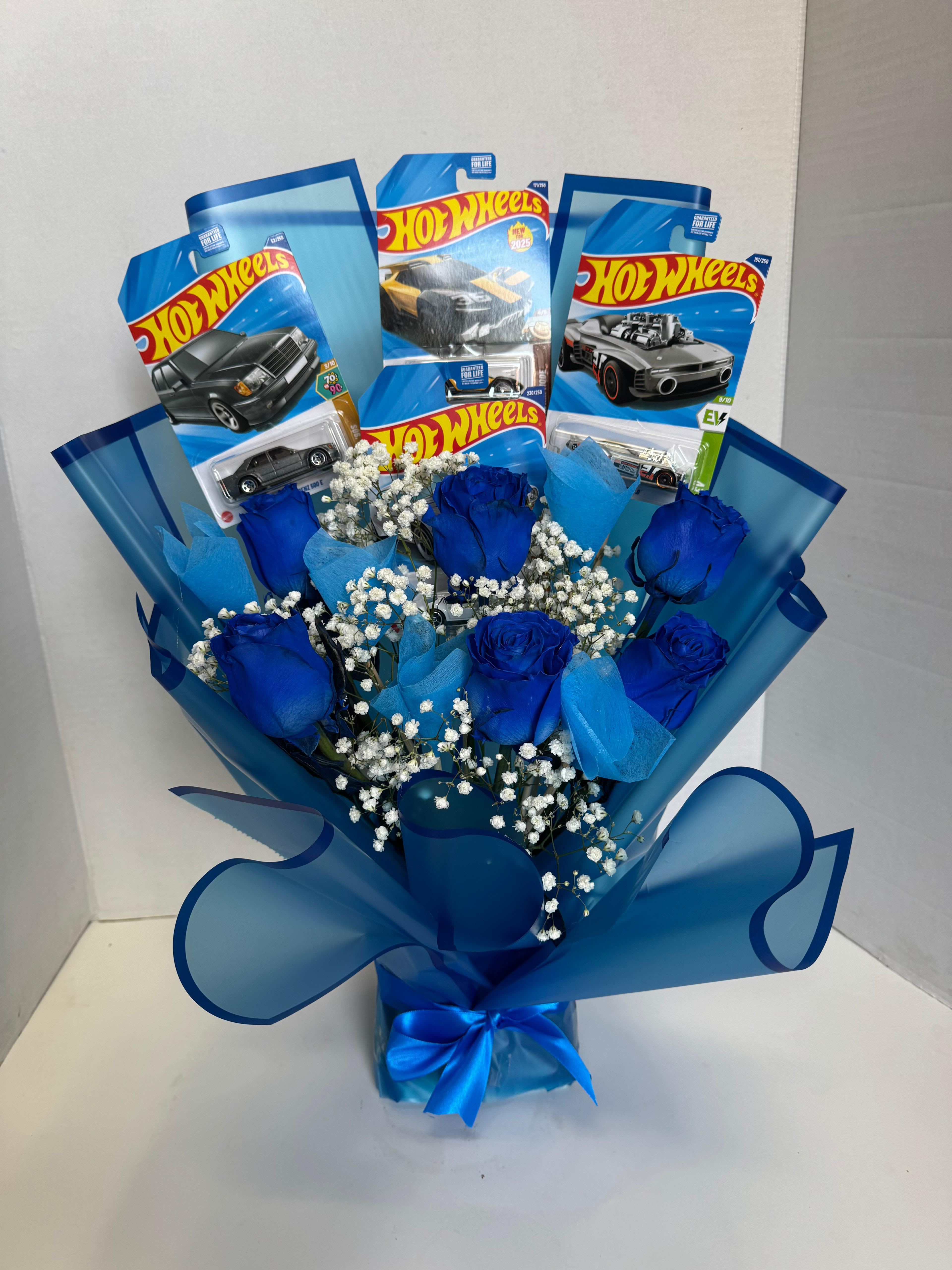 Hot Wheels Arrangement - This arrangement comes to tell that person "never doubt your potential and everything you are capable of achieving"The color of the roses can change if you want.