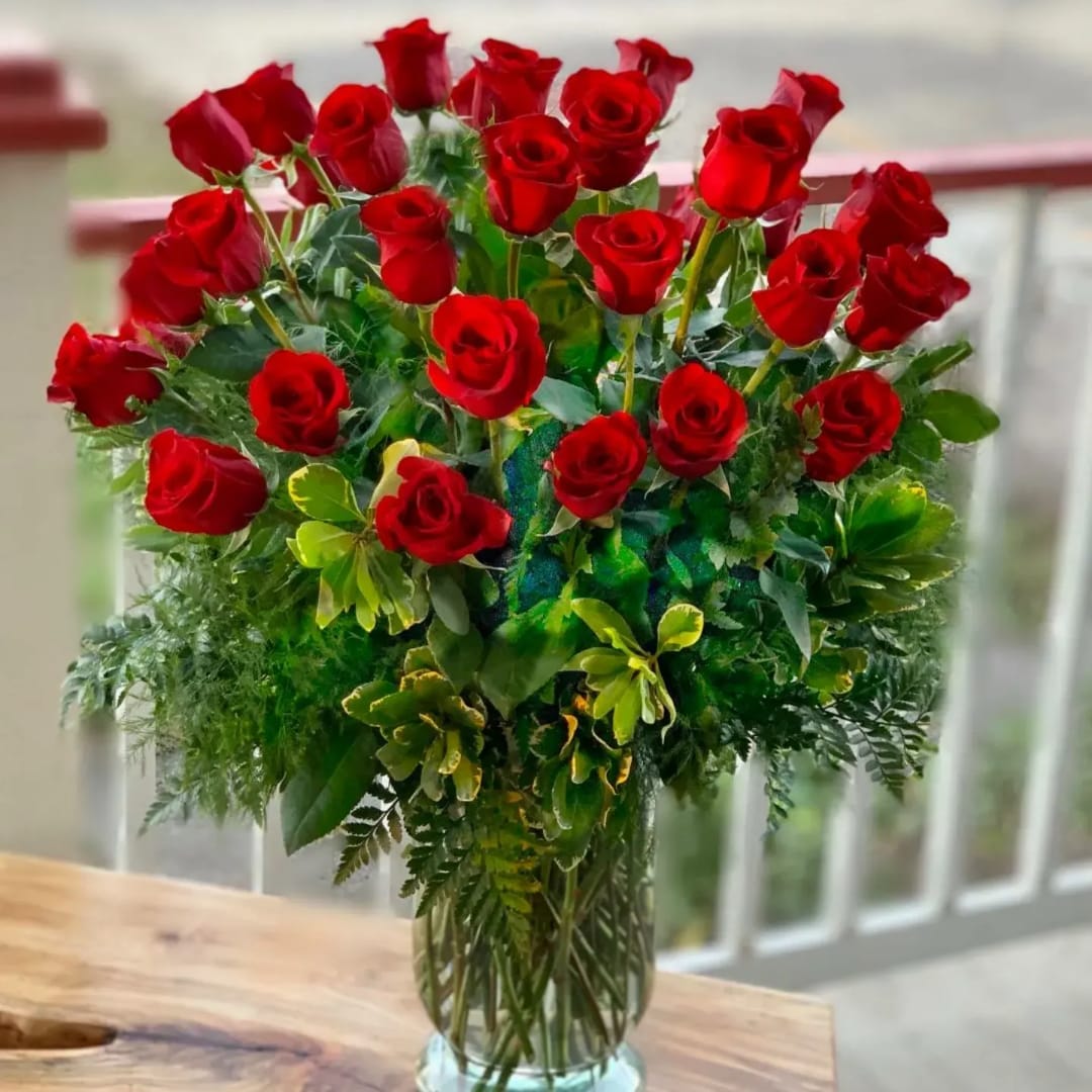 Bouquet of red roses in a clear glass vase