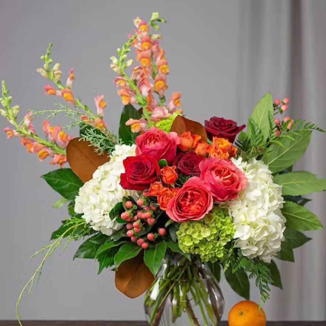 Mixed bouquet of roses and hydrangeas in a glass vase