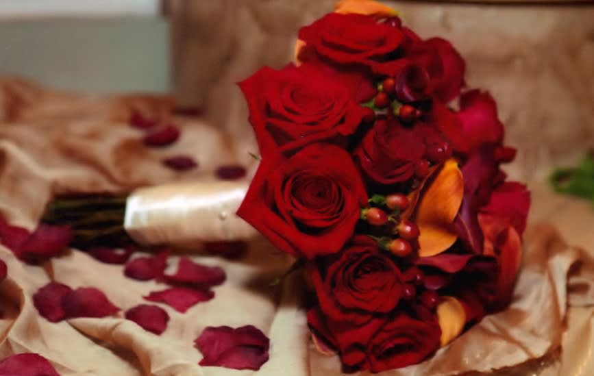 Bouquet of red roses with orange calla lilies