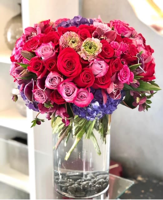 Bouquet of red and pink roses in a clear glass vase