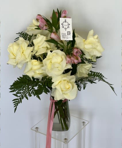 Bouquet of cream roses and pink alstroemeria in a glass vase