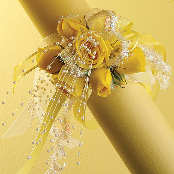Yellow rose bouquet with pearl strands and ribbon on a gold background