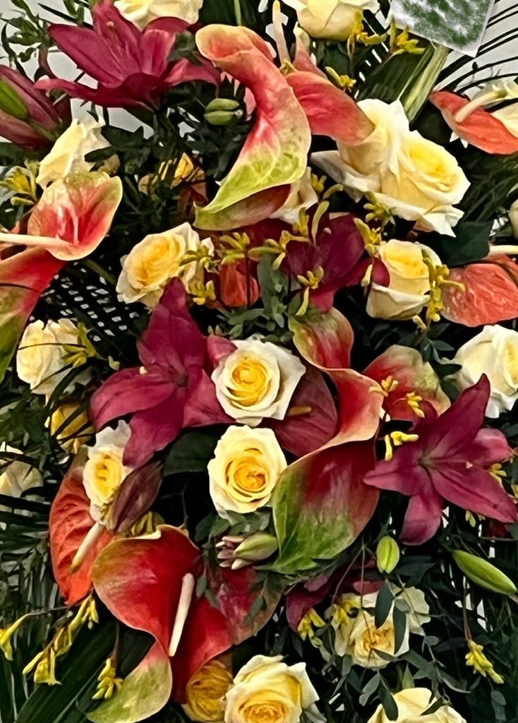 Bouquet of red calla lilies and cream roses