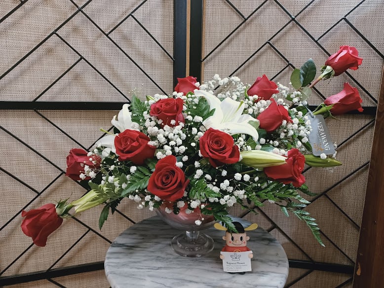 Red roses and white lilies in a glass vase