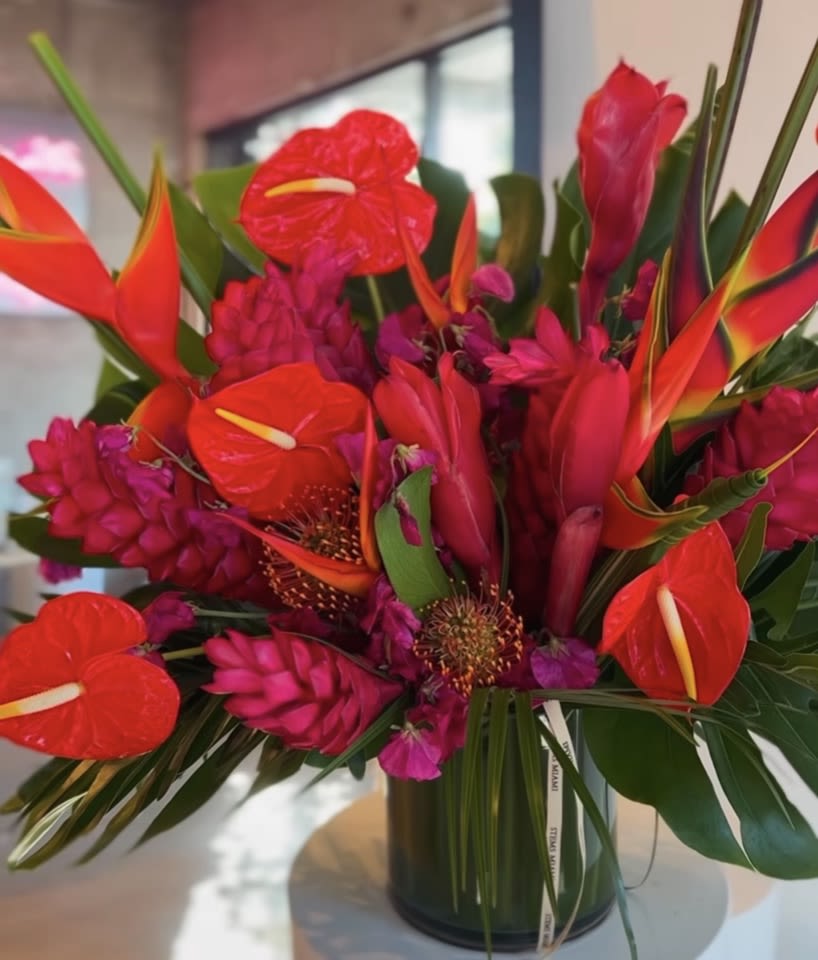 PARADISE SYMPHONY - THIS VIBRANT TROPICAL BOUQUET BRINGS THE ESSENCE OF A SUNNY PARADISE INDOORS.PEREFCT FOR BRIGHTENING ANY SPACE, IT CAPTURES THE BEAUTY &amp; ENERGY OF A TROPICAL GETAWAY IN ONE STUNNING DISPLAY.
