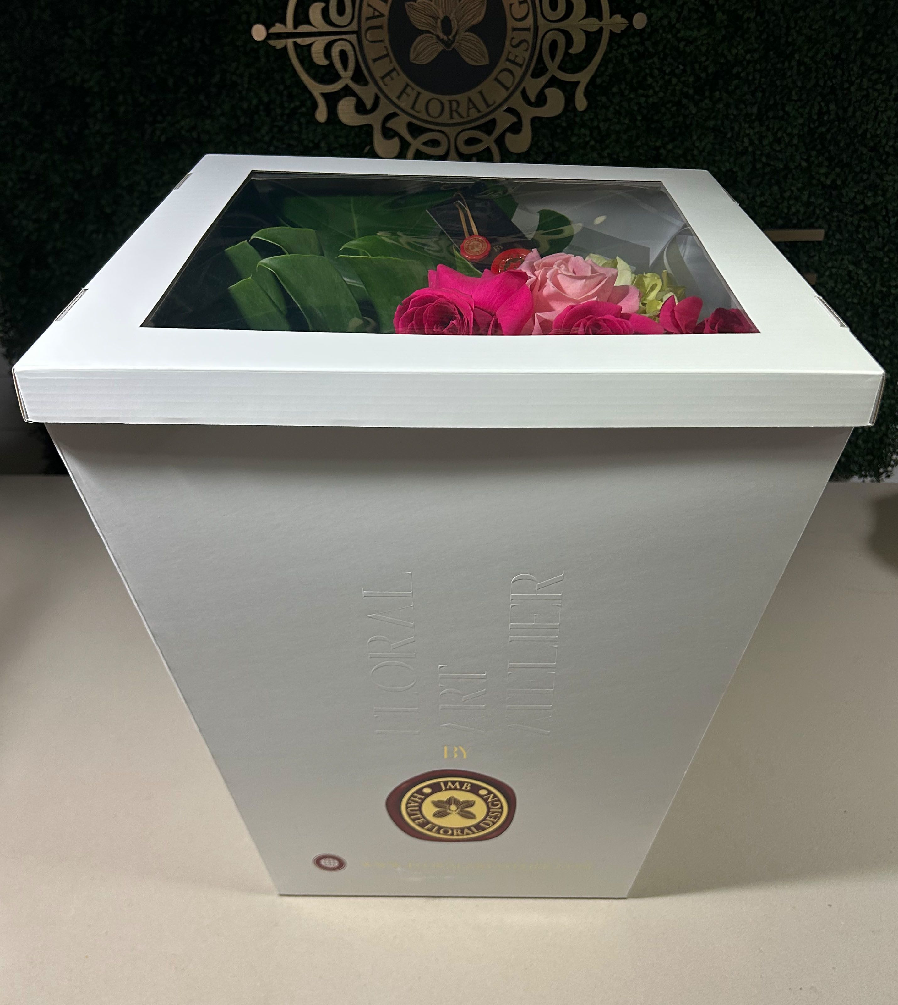 Handtied Box - Handtied Bouquet with to pink, light pink or red roses and foliage in XL Box with lid 