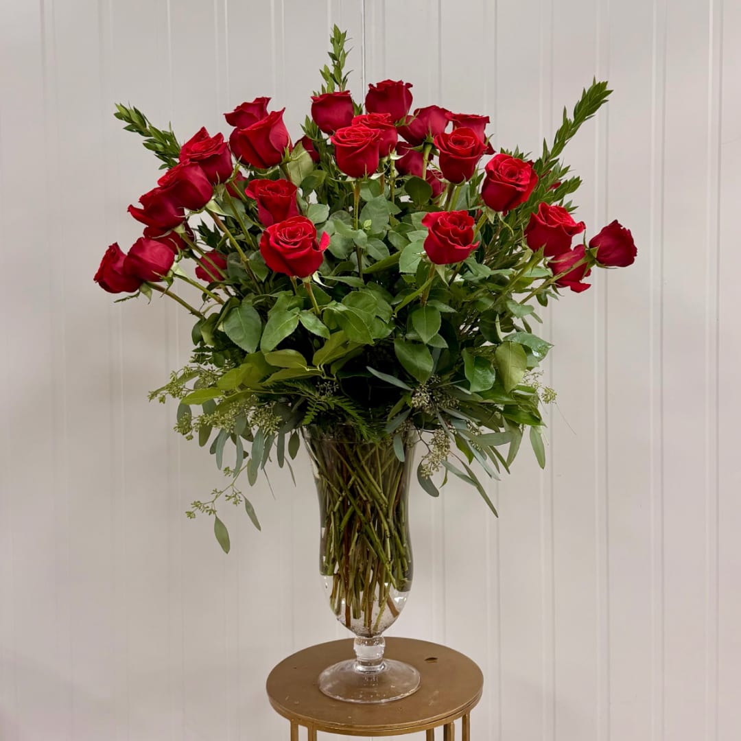 Bouquet of red roses in a clear glass vase