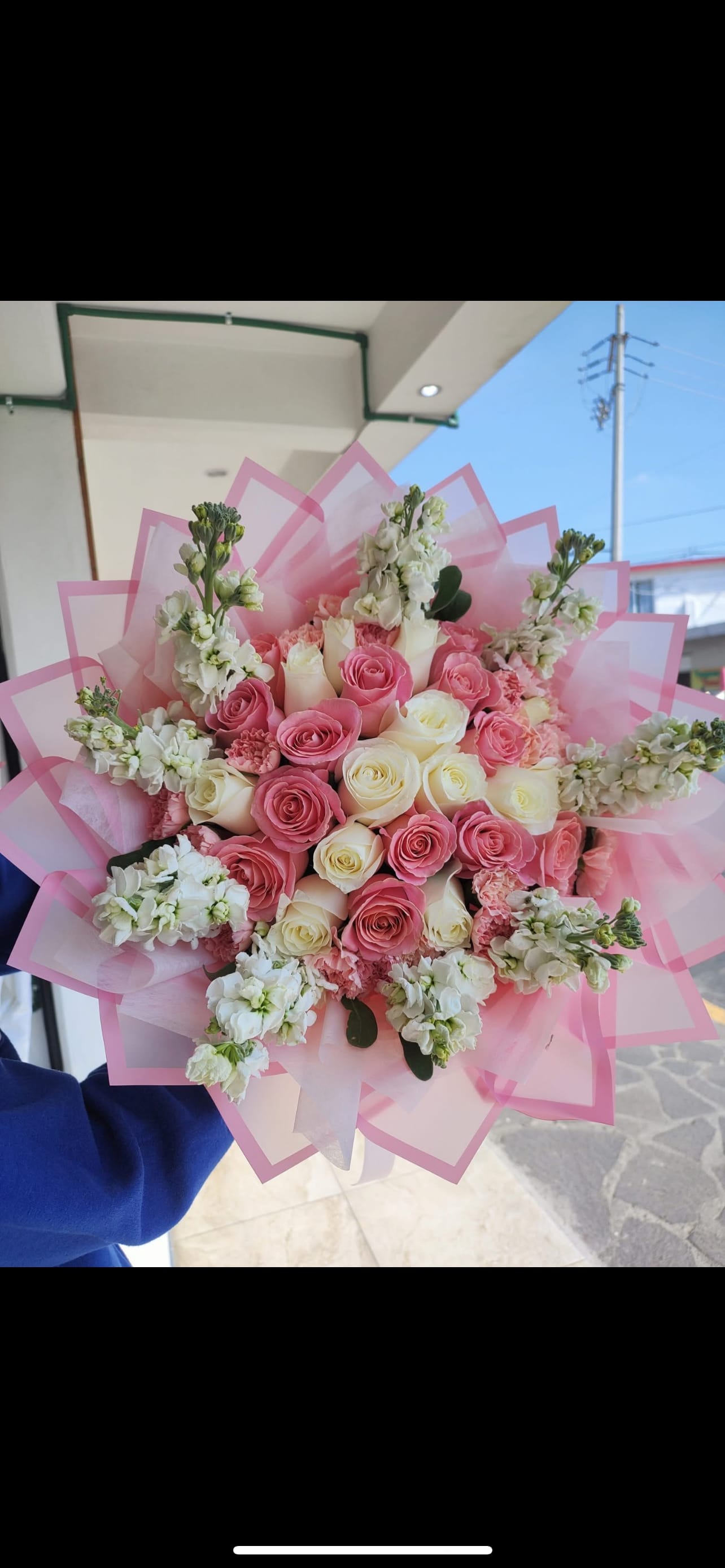 Pink and white roses - A bouquet of white and pink roses unique detail to tell the person who is special. For you. This product has different quantity in pink 25 its quantity and stems between pink and white and stock and 35 roses between pink and white with white stock and the next 55 rosas between white and pink with stock