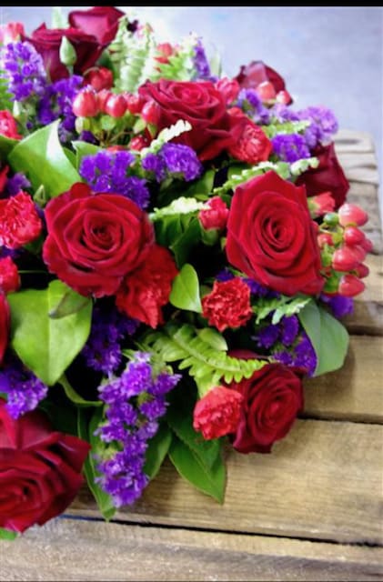 VALENTINES DAY DESIGNERS CHOICE VASE  - mix Valentines day flowers in vase