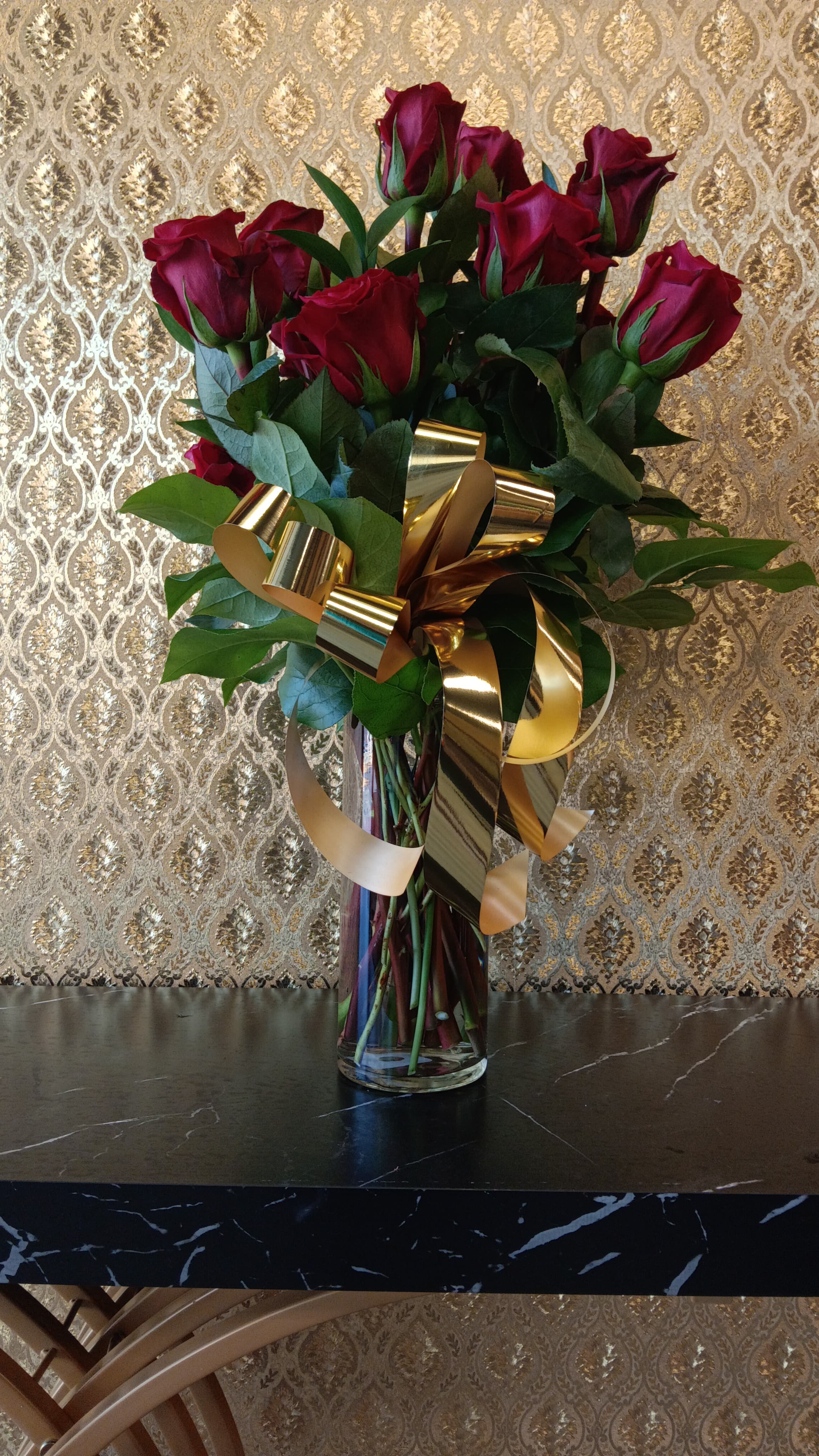 One dozen Large Red Roses in a vase DELUXE edition! - Farm, fresh and beautiful red roses!!! Make hearts happier by giving them fresh flowers.  Standard: One Dozen (12 roses) Deluxe: Two Dozen (24 roses) Premium: Three Dozen (36 roses)  Includes: Roses,  Greenery, Ribbon and a Clear Vase.  Pictures are for reference only.