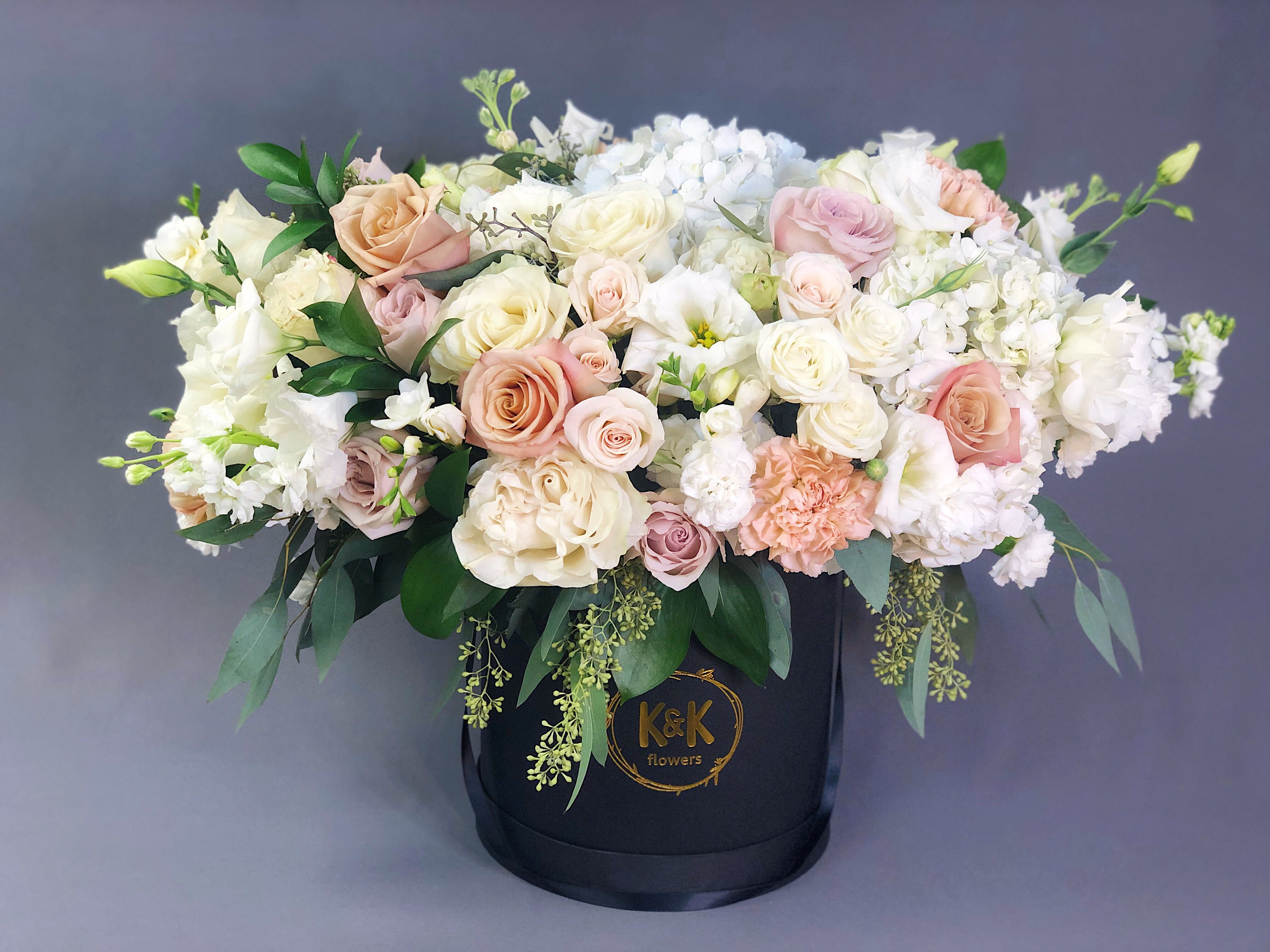 XXL Hatbox Arrangement Peach and White - Mixed flowers, from romantic and gentle to an edgy and interesting look. If You want a bouquet with a twist, choose our flower boxes. We have wood boxes for rustic-looking arrangements or hat boxes for a more elegant look. It’s a beautiful and convenient way. Flowers in boxes don’t need vases. That makes it perfect for transportation and keeping flowers hydrated and secure.